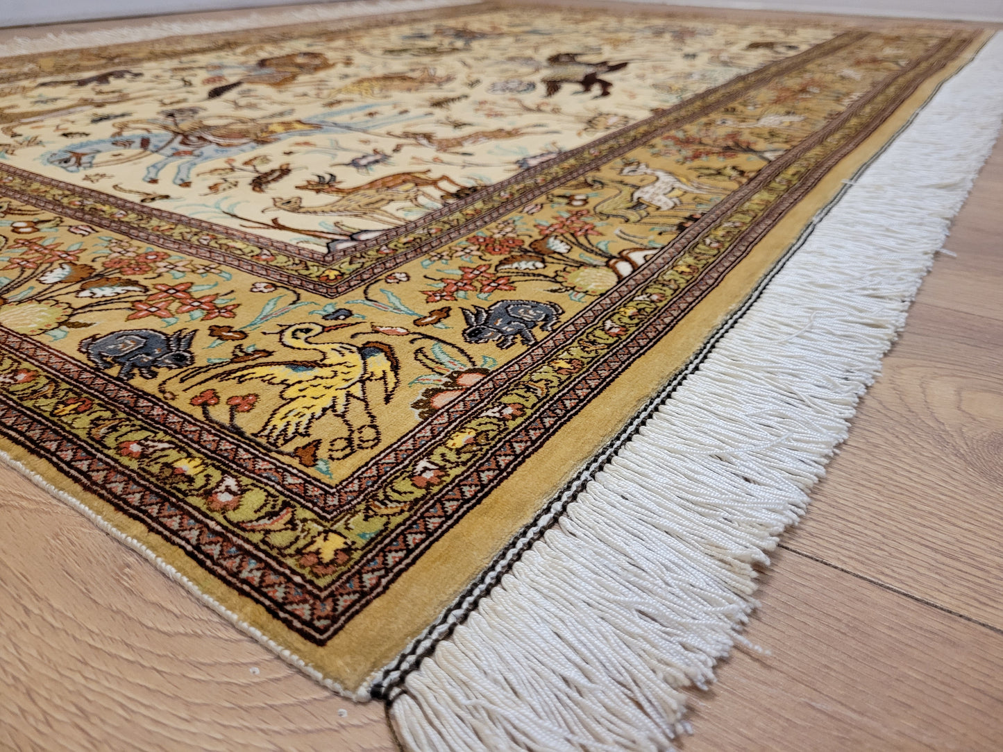 Ghom Seide auf Seide Teppich Jagdmotiv feine Knüpfung signiert