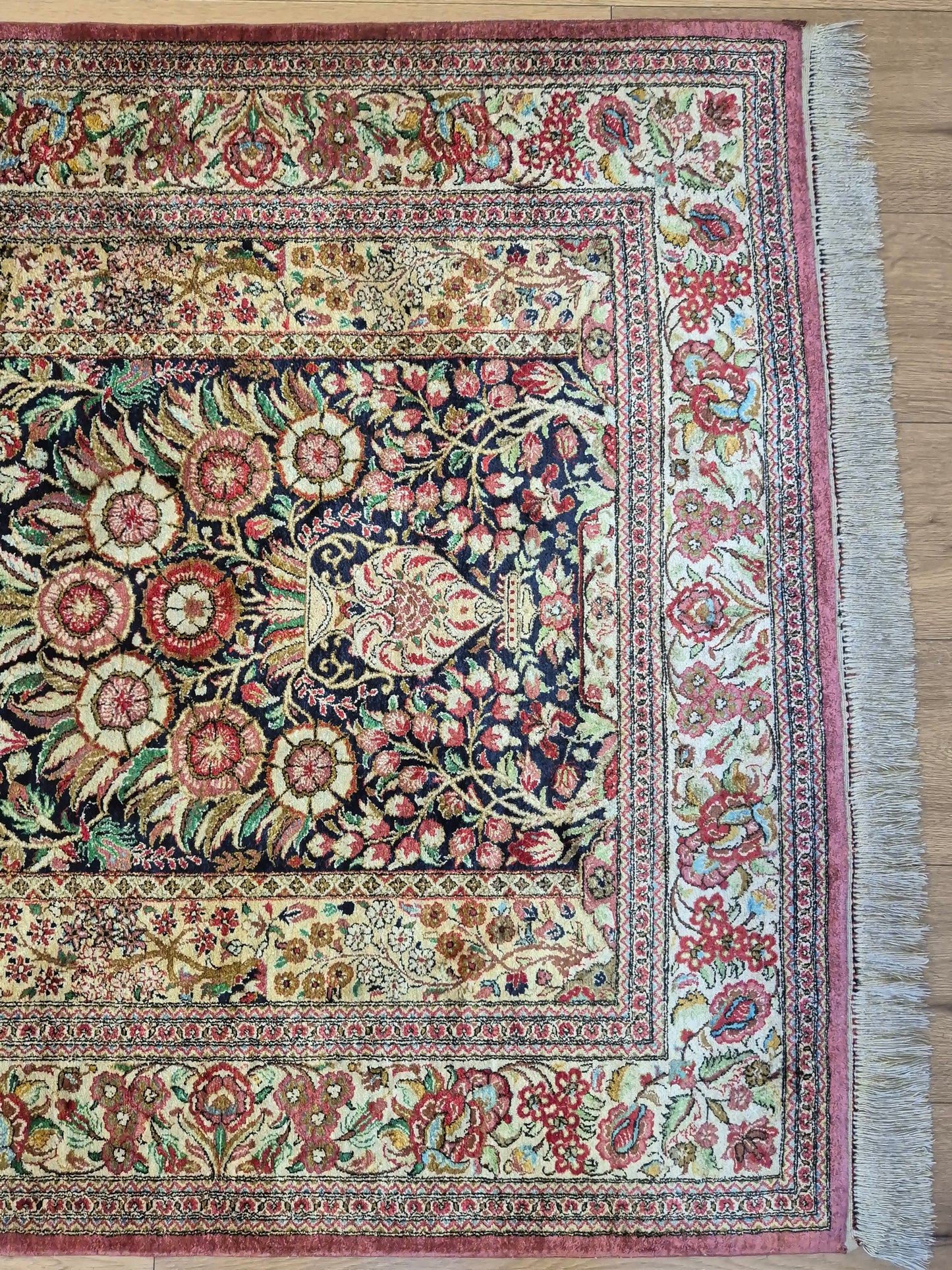 Ghom Teppich Seide auf Seide feine Knüpfung Vase mit Blumen