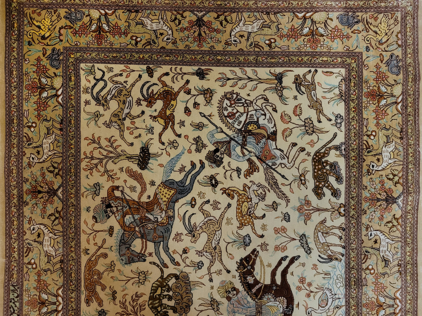 Ghom Seide auf Seide Teppich Jagdmotiv feine Knüpfung signiert