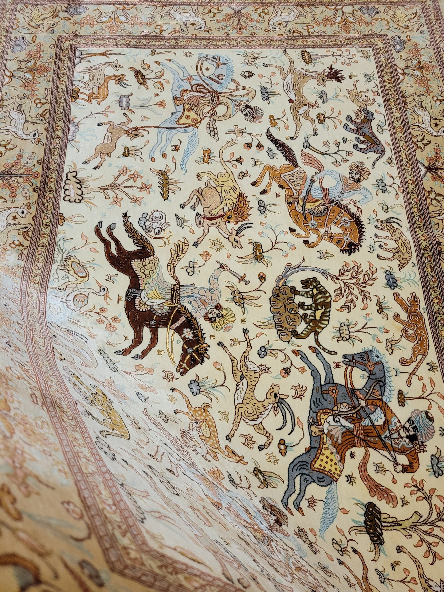 Ghom Seide auf Seide Teppich Jagdmotiv feine Knüpfung signiert