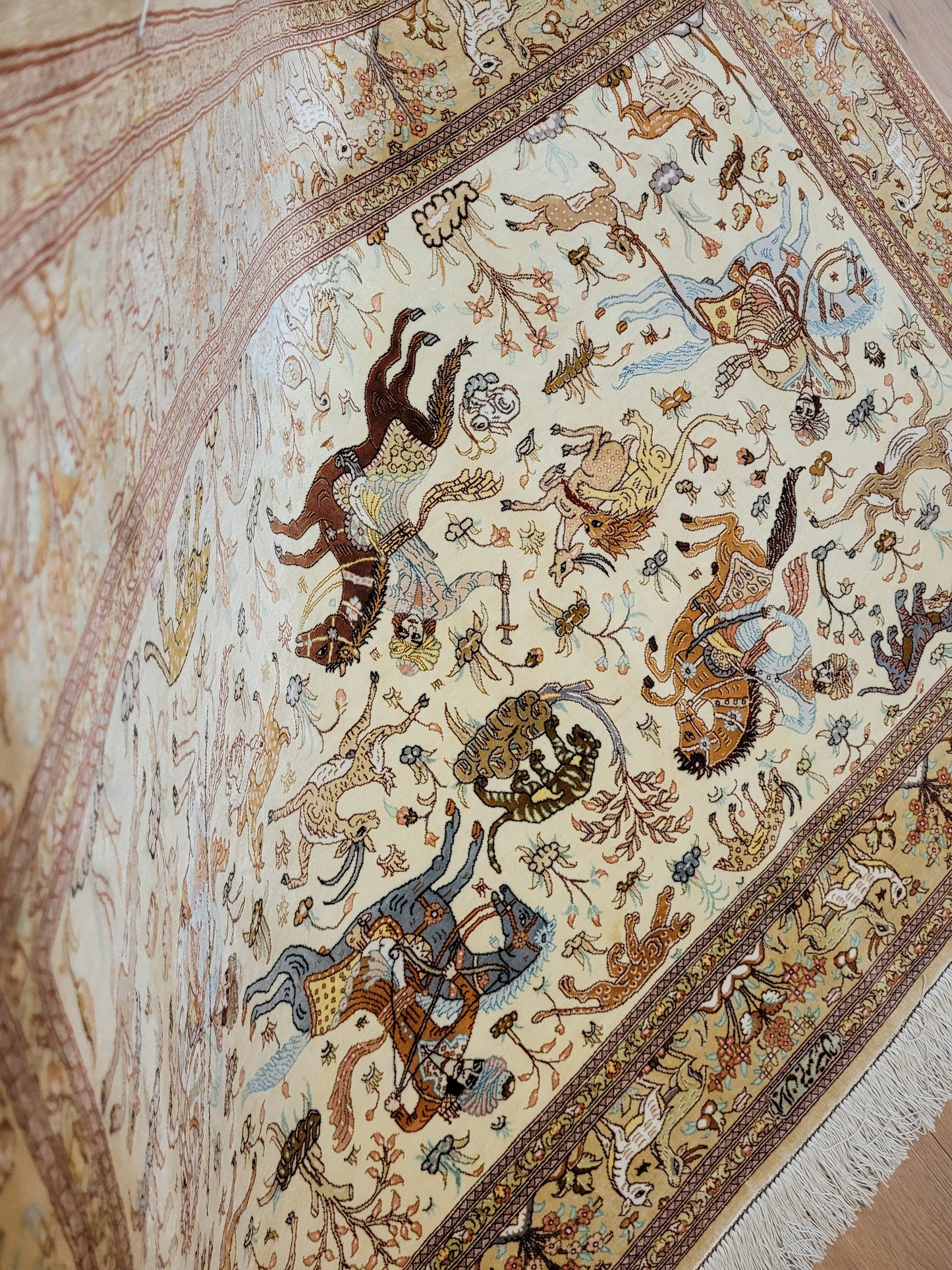 Ghom Seide auf Seide Teppich Jagdmotiv feine Knüpfung signiert