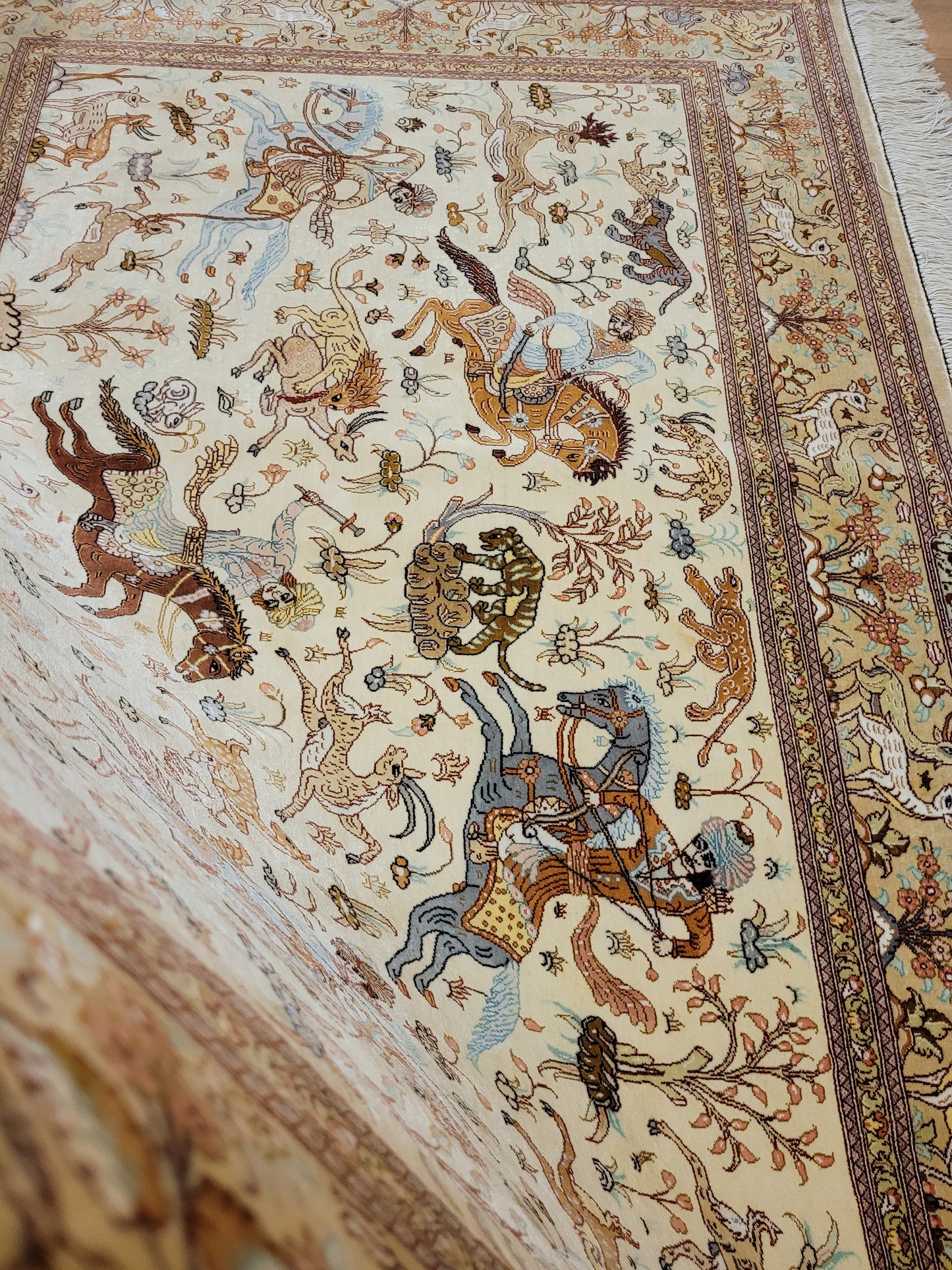 Ghom Seide auf Seide Teppich Jagdmotiv feine Knüpfung signiert