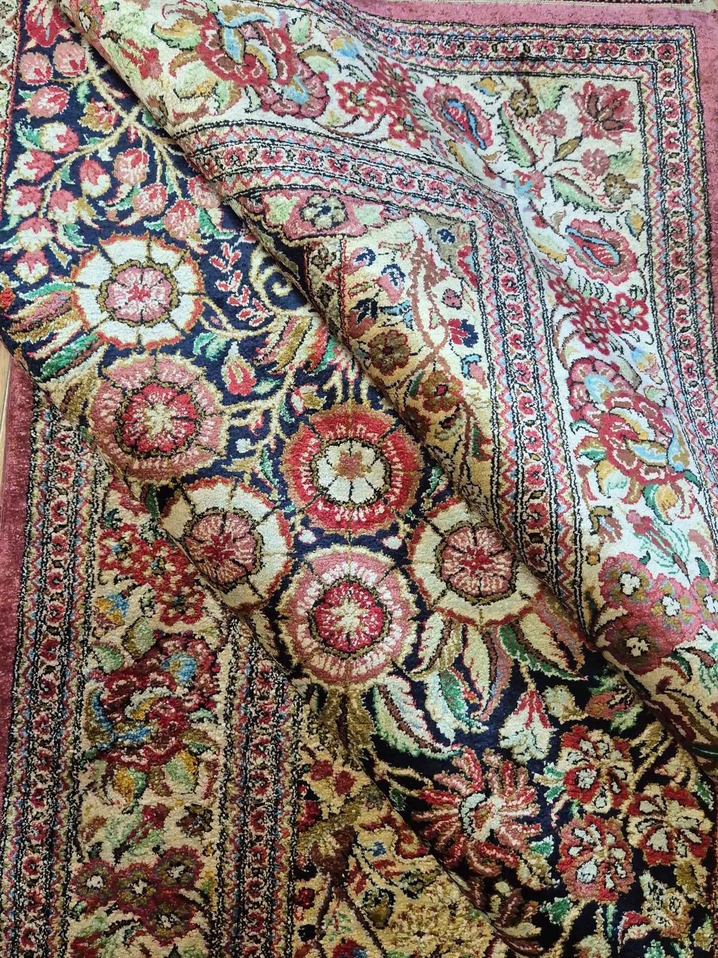 Ghom Teppich Seide auf Seide feine Knüpfung Vase mit Blumen