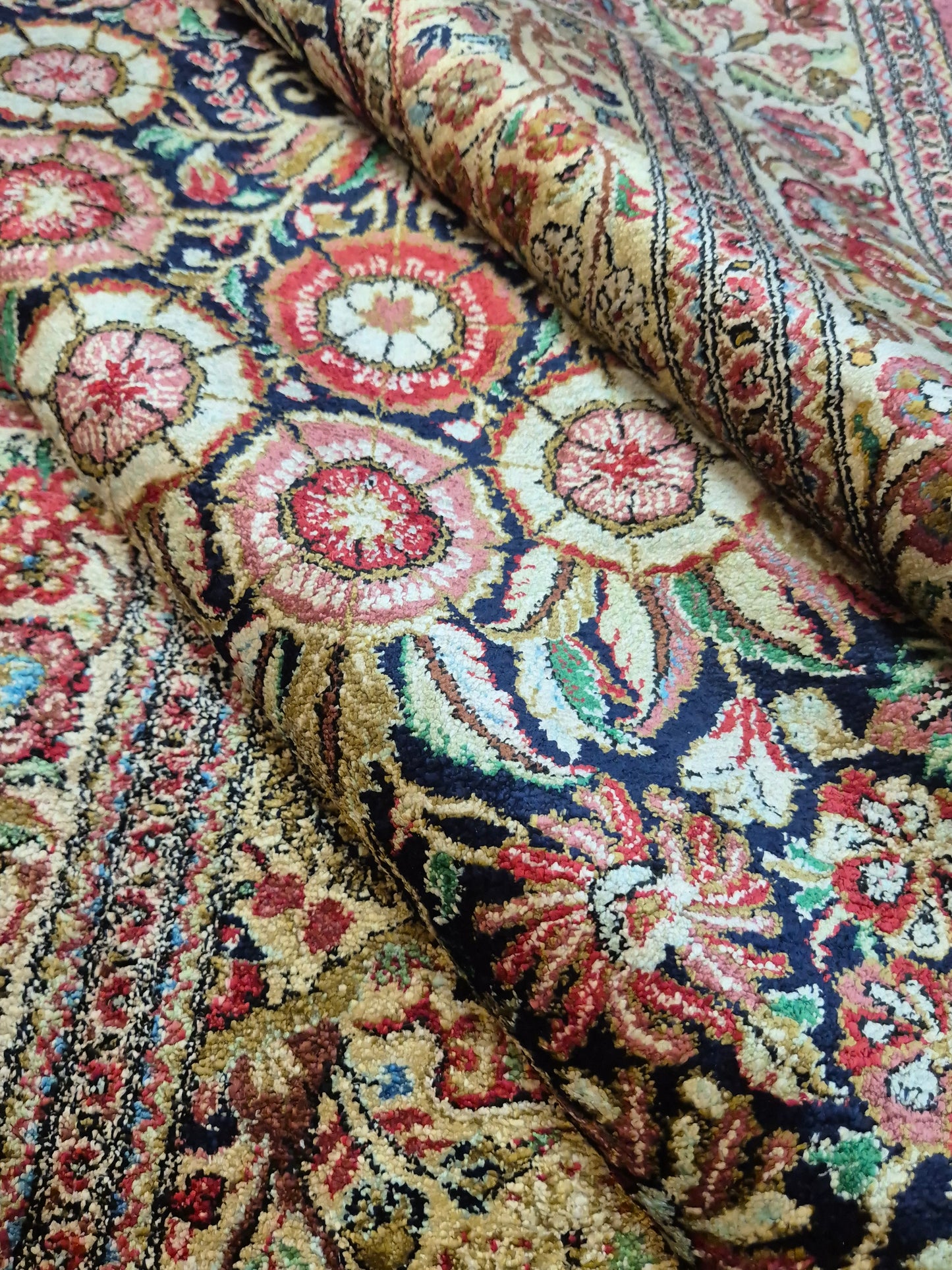 Ghom Teppich Seide auf Seide feine Knüpfung Vase mit Blumen