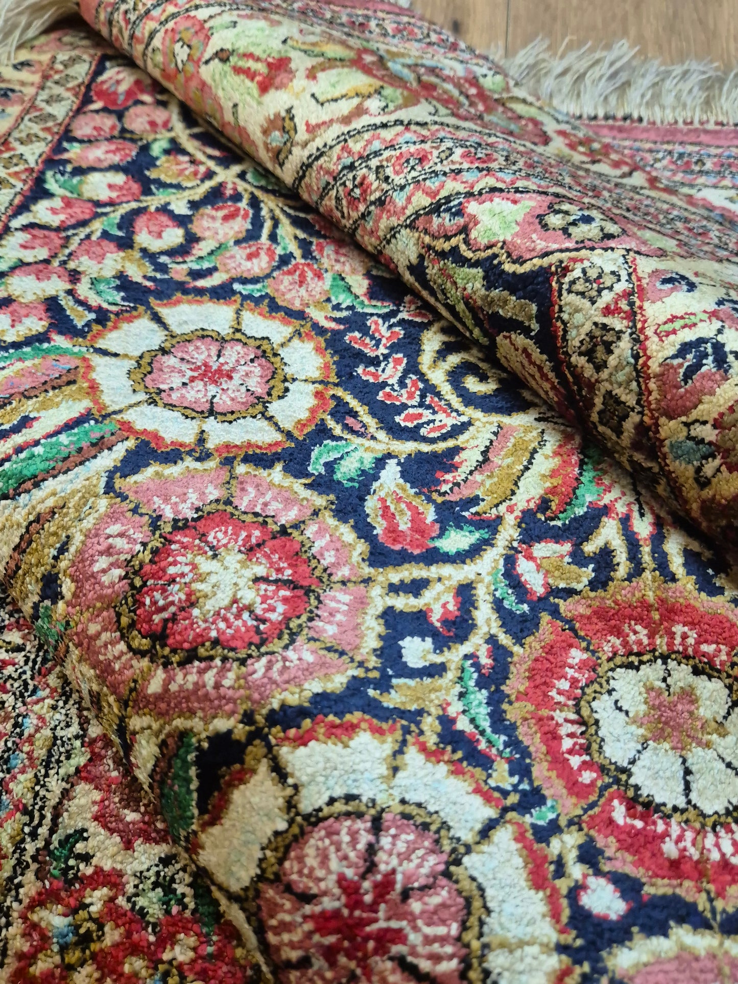 Ghom Teppich Seide auf Seide feine Knüpfung Vase mit Blumen