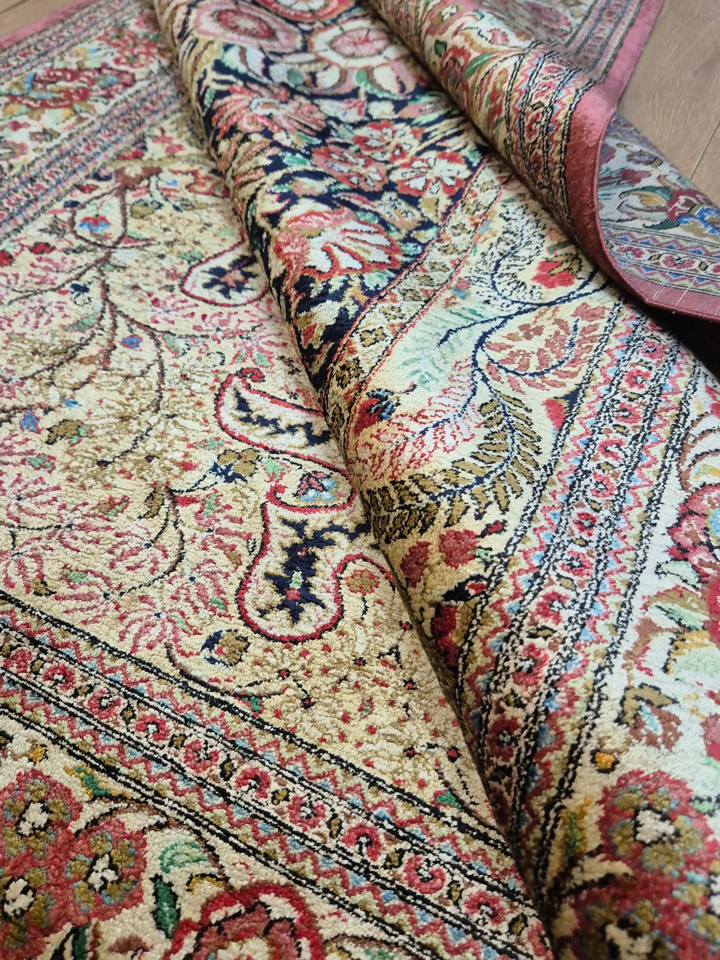 Ghom Teppich Seide auf Seide feine Knüpfung Vase mit Blumen