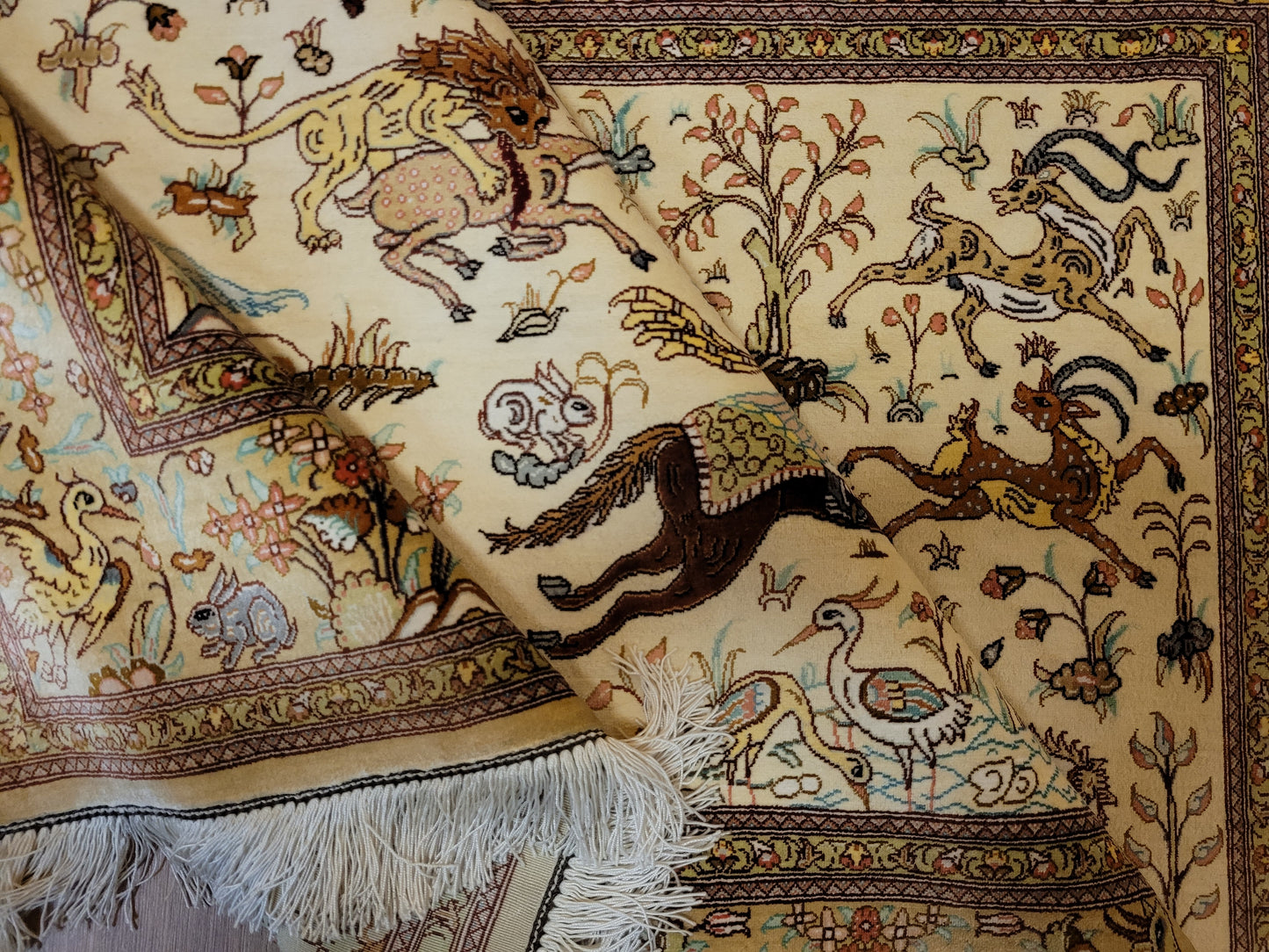 Ghom Seide auf Seide Teppich Jagdmotiv feine Knüpfung signiert