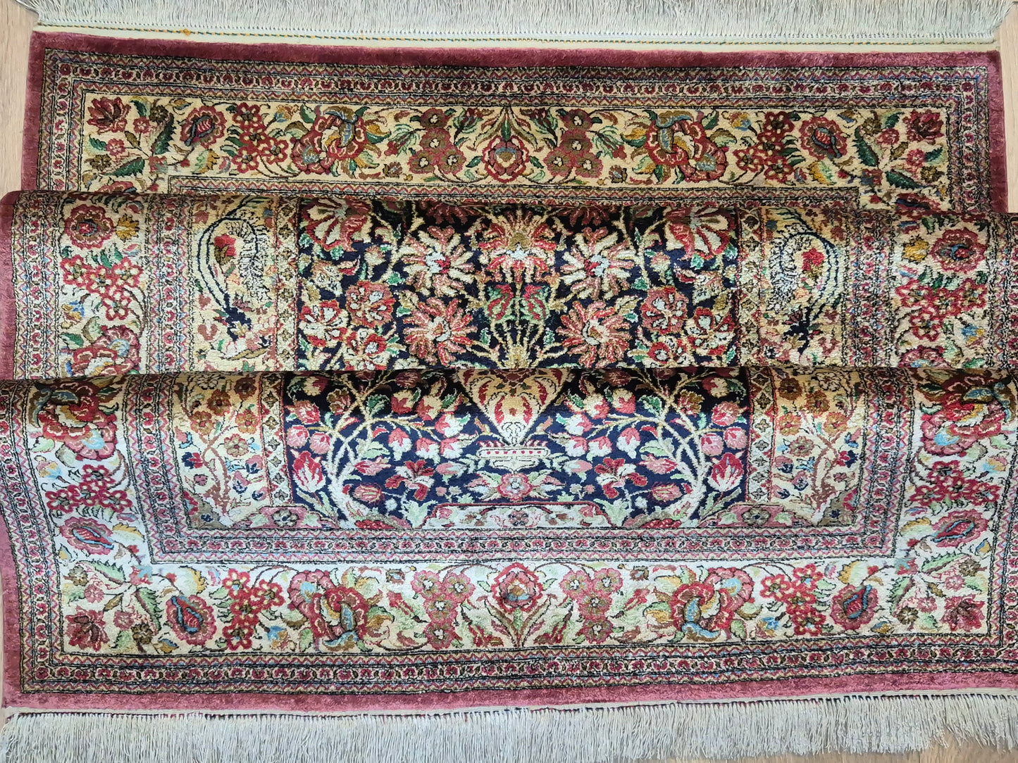 Ghom Teppich Seide auf Seide feine Knüpfung Vase mit Blumen