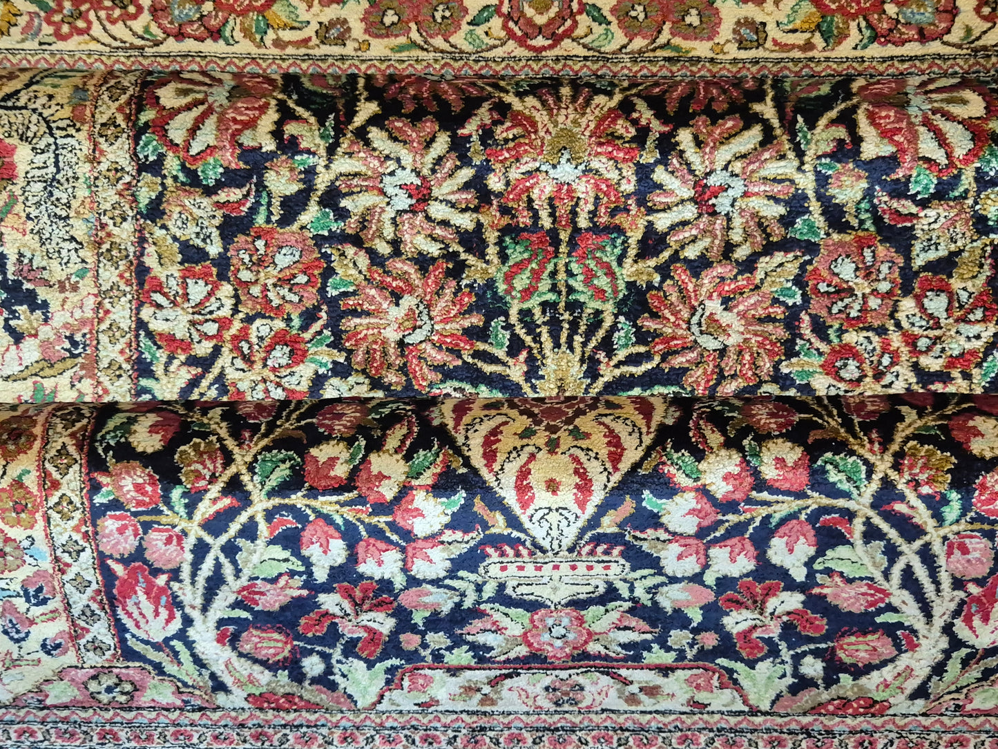 Ghom Teppich Seide auf Seide feine Knüpfung Vase mit Blumen