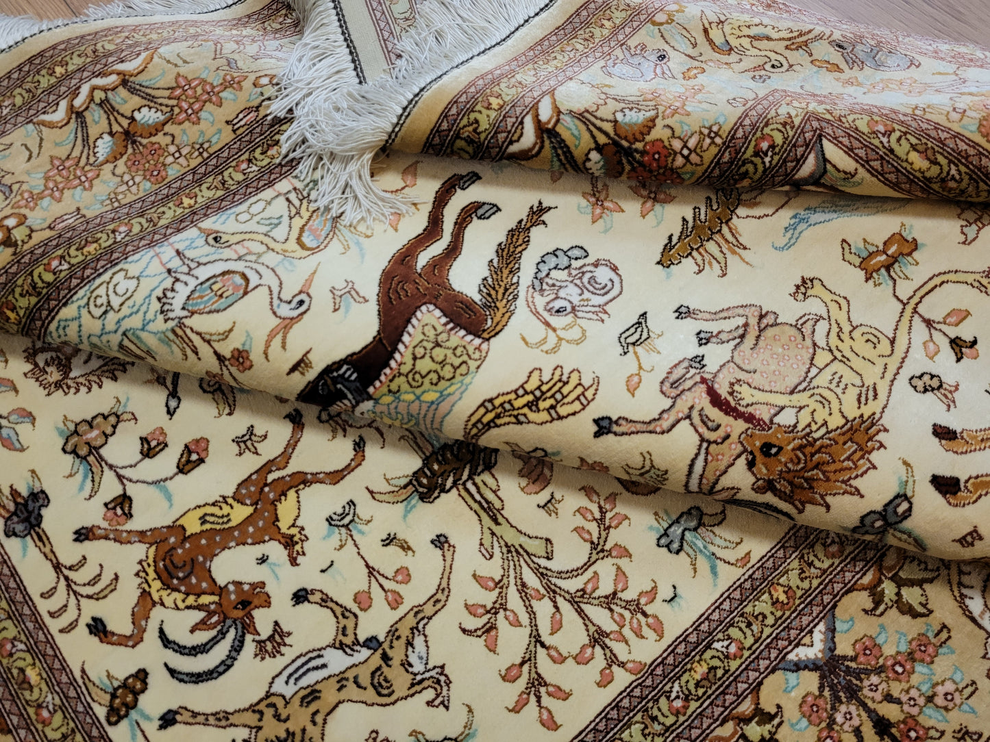 Ghom Seide auf Seide Teppich Jagdmotiv feine Knüpfung signiert