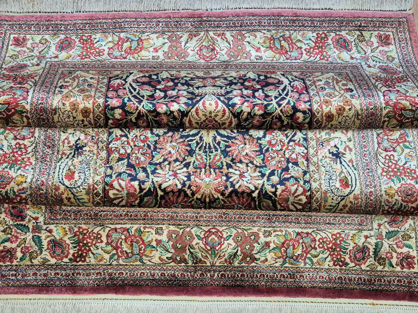 Ghom Teppich Seide auf Seide feine Knüpfung Vase mit Blumen