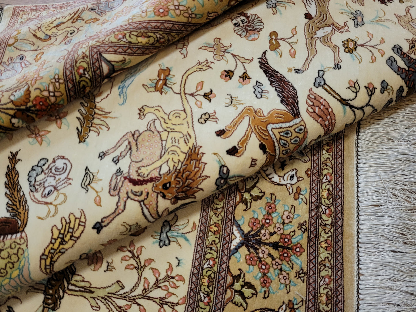 Ghom Seide auf Seide Teppich Jagdmotiv feine Knüpfung signiert