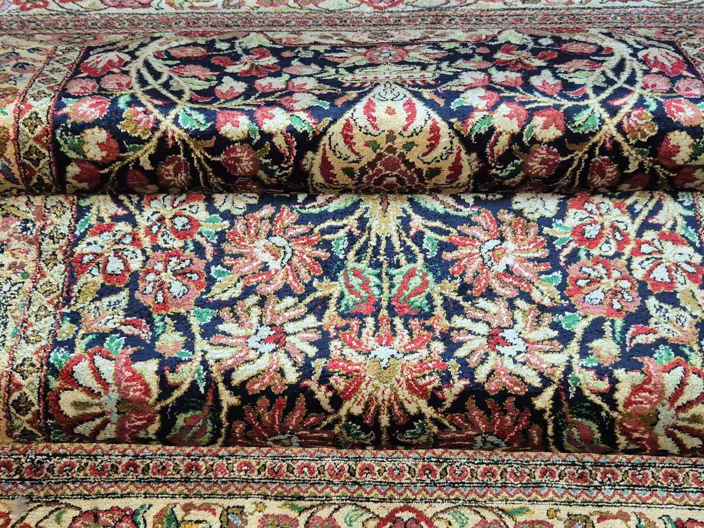 Ghom Teppich Seide auf Seide feine Knüpfung Vase mit Blumen