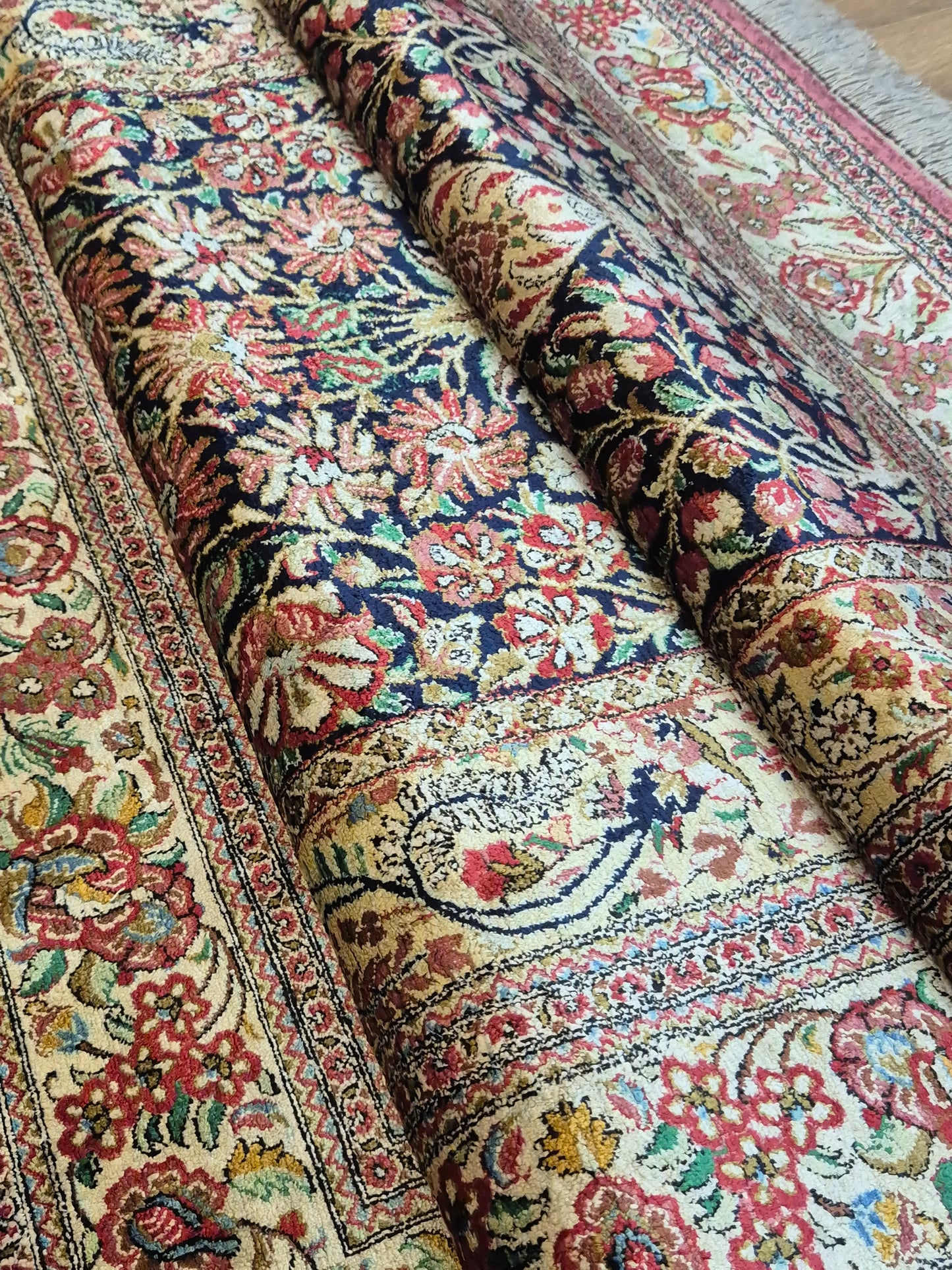 Ghom Teppich Seide auf Seide feine Knüpfung Vase mit Blumen