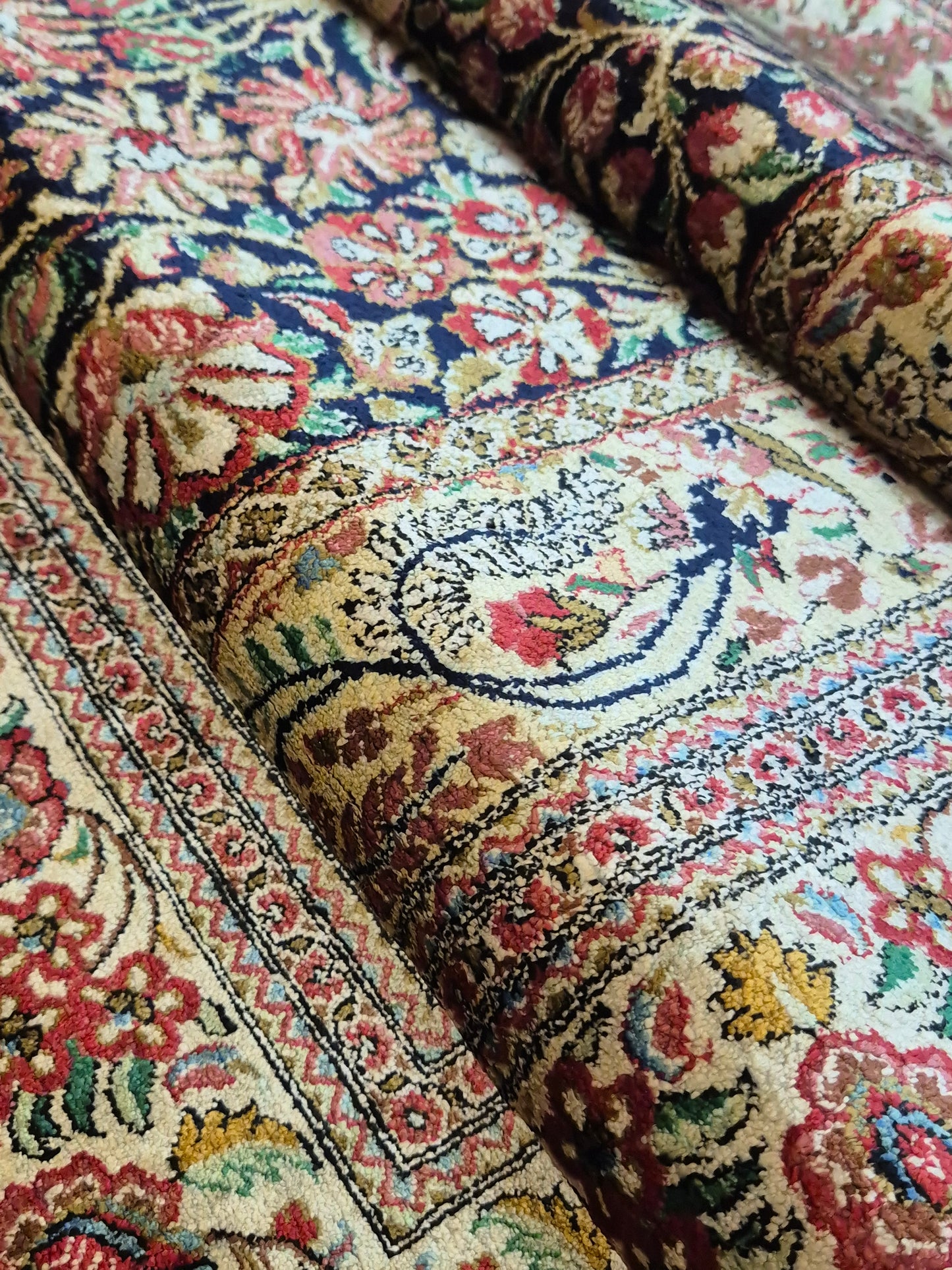 Ghom Teppich Seide auf Seide feine Knüpfung Vase mit Blumen