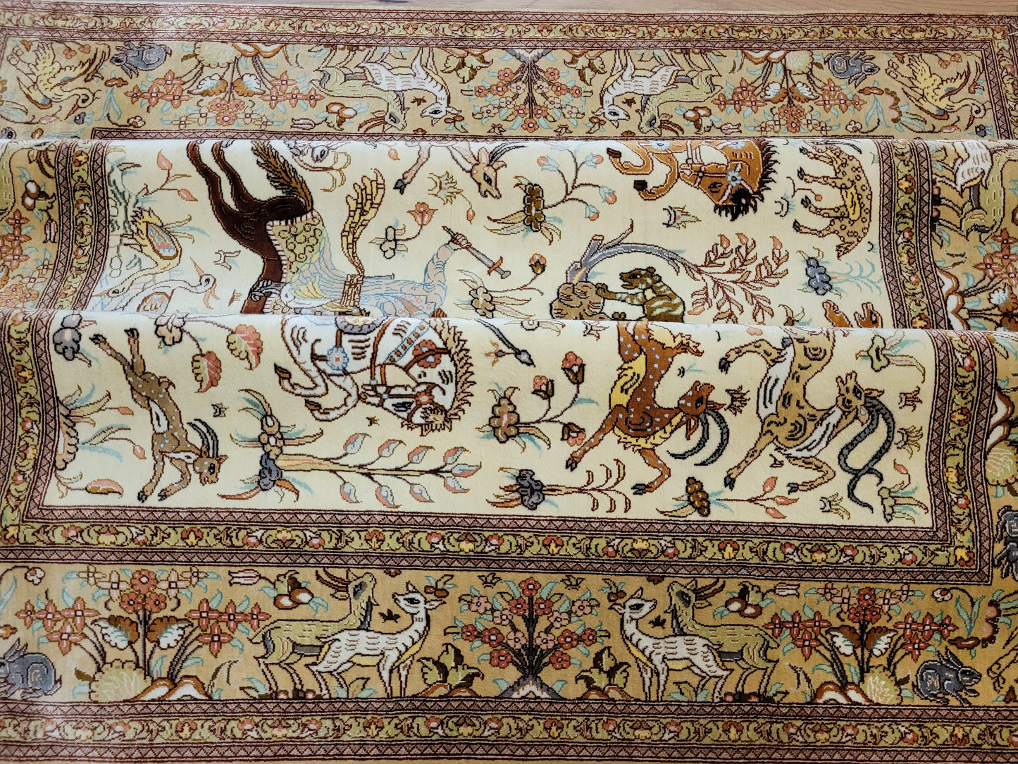 Ghom Seide auf Seide Teppich Jagdmotiv feine Knüpfung signiert