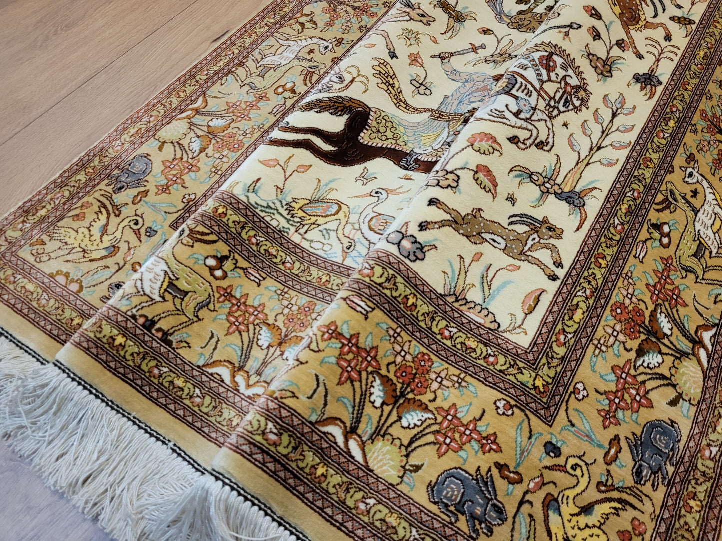 Ghom Seide auf Seide Teppich Jagdmotiv feine Knüpfung signiert