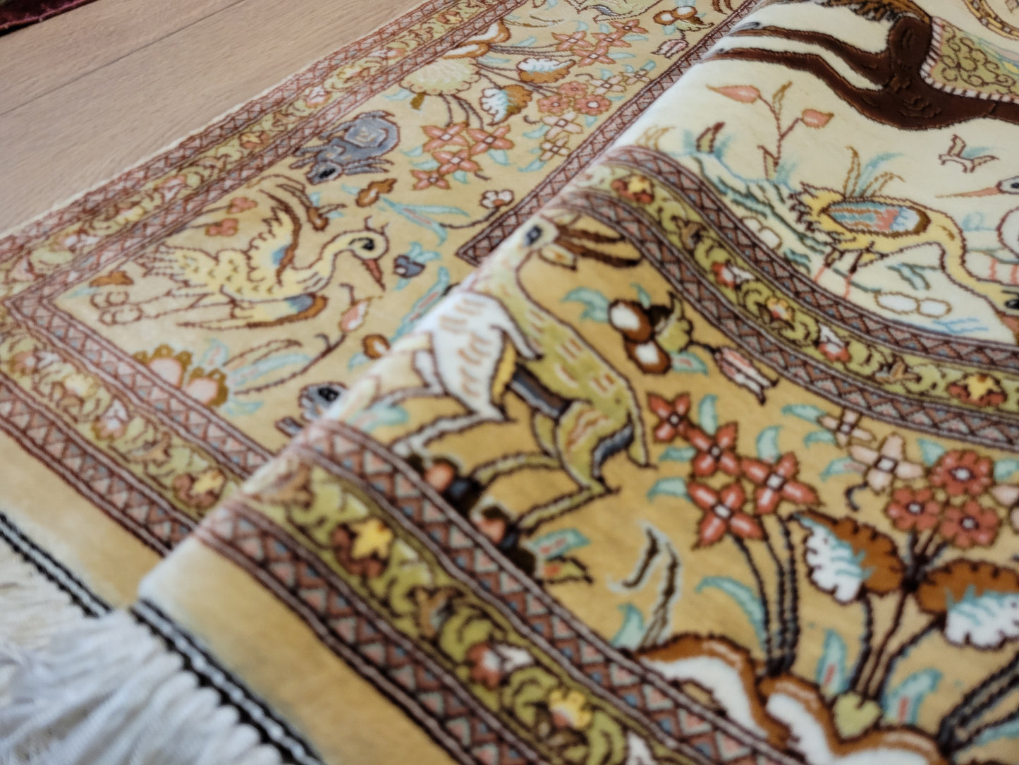 Ghom Seide auf Seide Teppich Jagdmotiv feine Knüpfung signiert