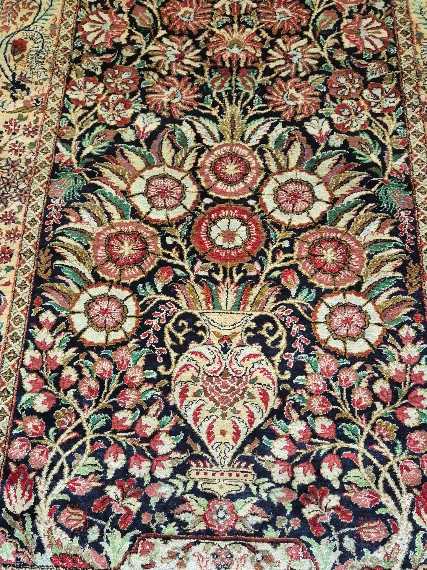 Ghom Teppich Seide auf Seide feine Knüpfung Vase mit Blumen
