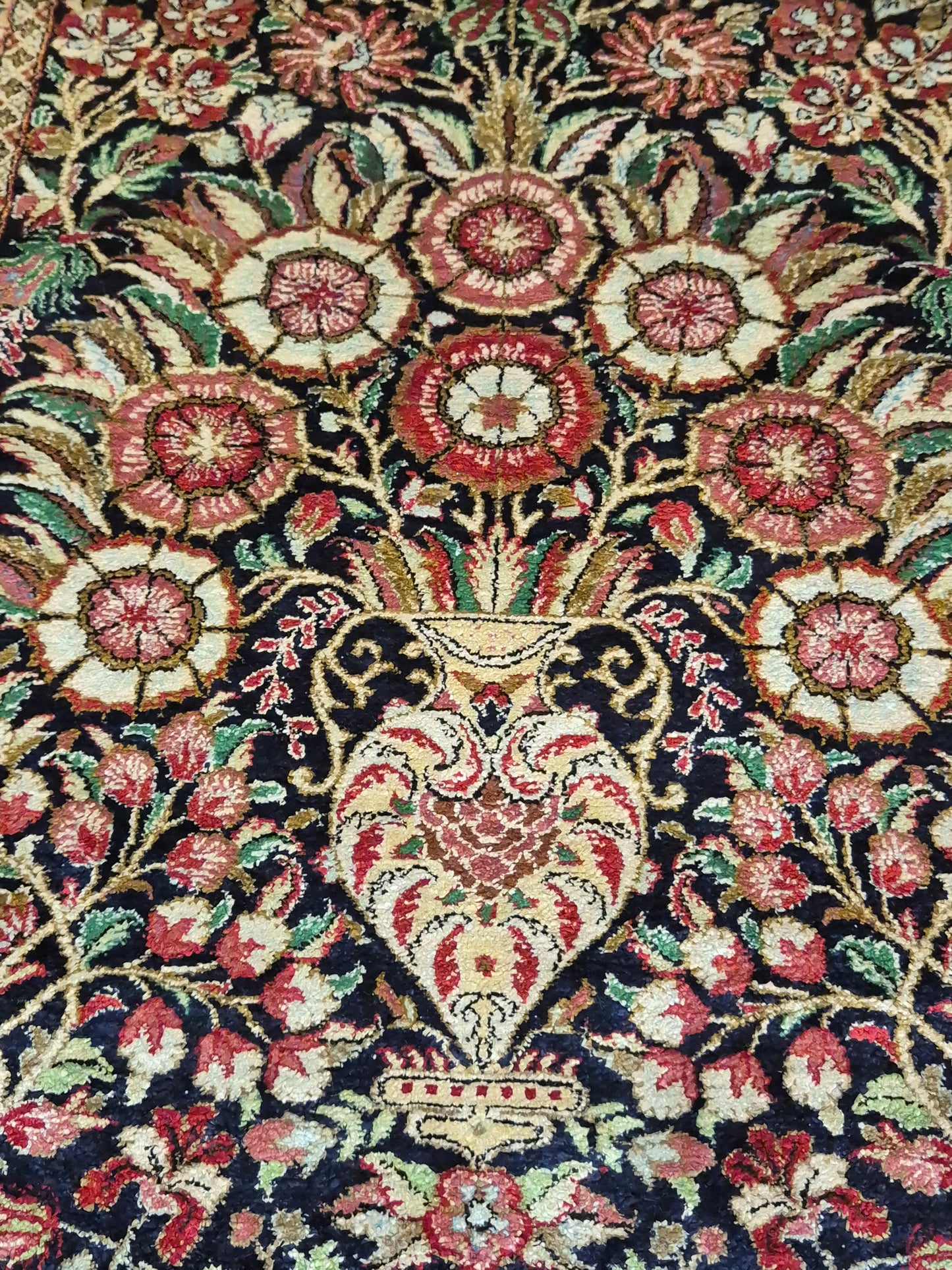 Ghom Teppich Seide auf Seide feine Knüpfung Vase mit Blumen