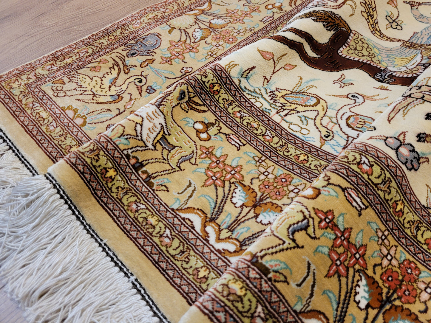 Ghom Seide auf Seide Teppich Jagdmotiv feine Knüpfung signiert