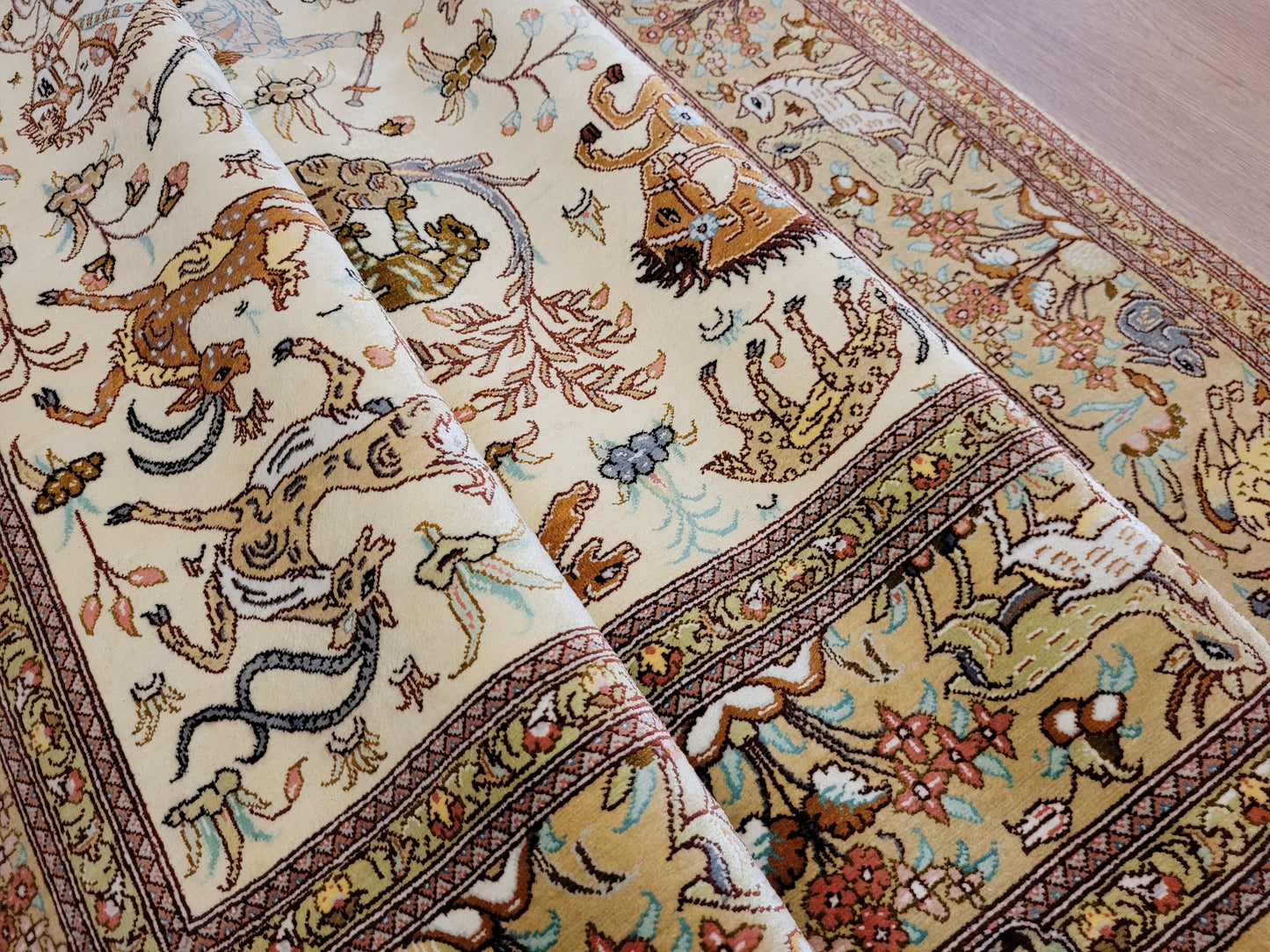 Ghom Seide auf Seide Teppich Jagdmotiv feine Knüpfung signiert