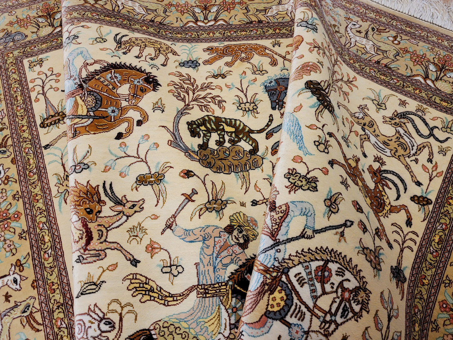 Ghom Seide auf Seide Teppich Jagdmotiv feine Knüpfung signiert
