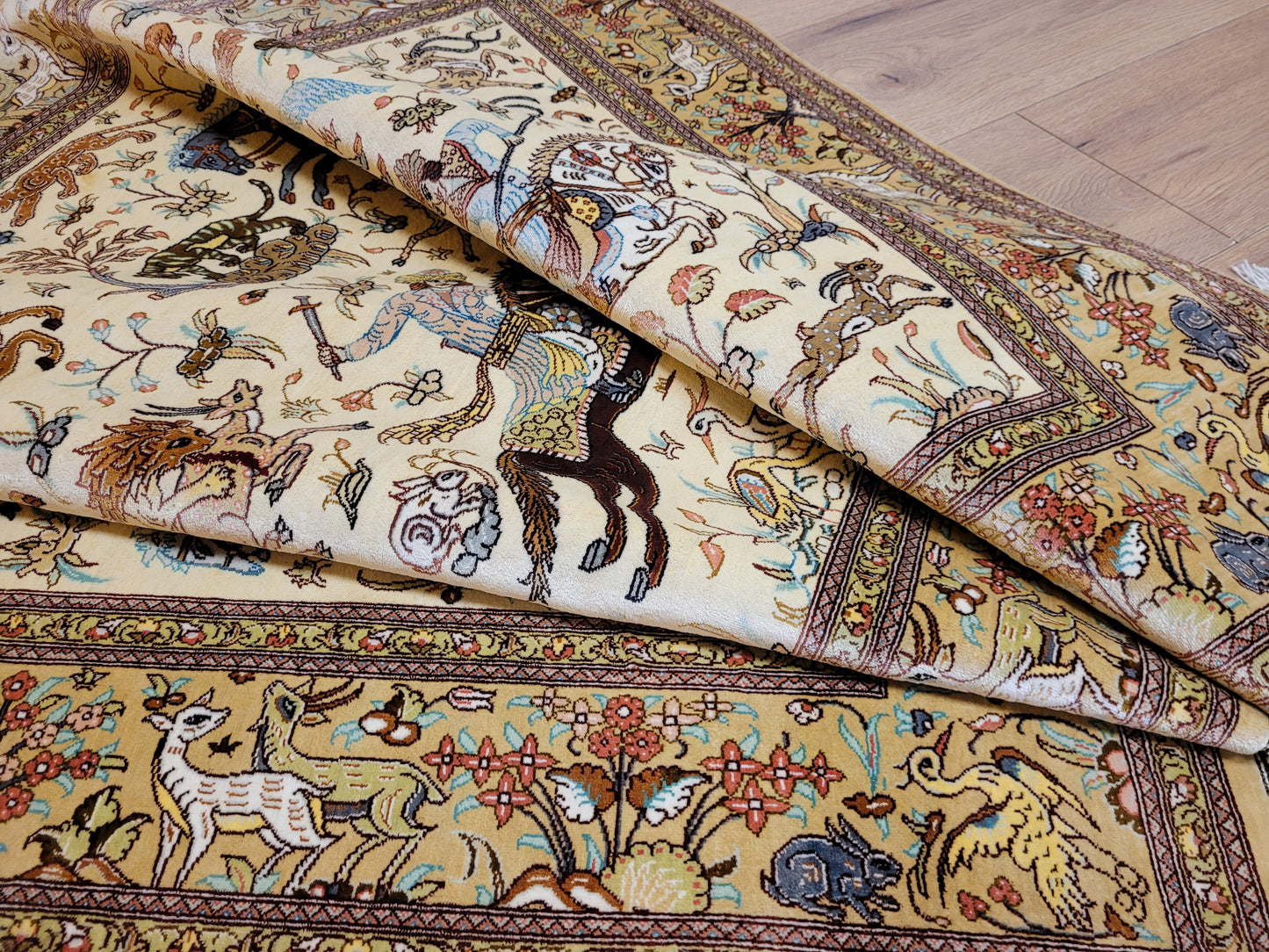 Ghom Seide auf Seide Teppich Jagdmotiv feine Knüpfung signiert