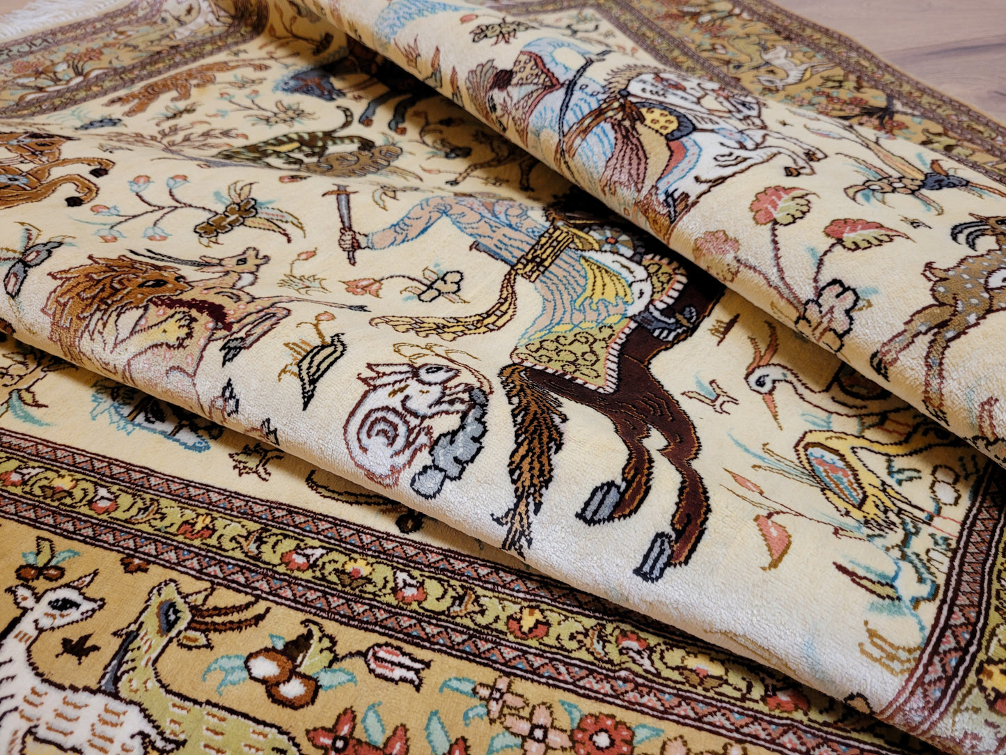 Ghom Seide auf Seide Teppich Jagdmotiv feine Knüpfung signiert