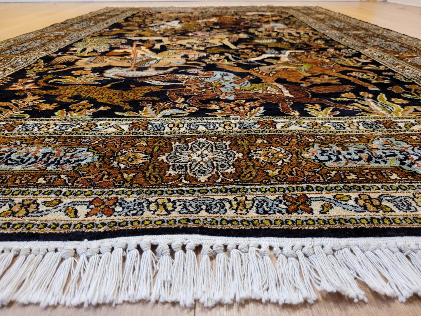 Kaschmir Naturseide Teppich Jagdmotiv feine Knüpfung