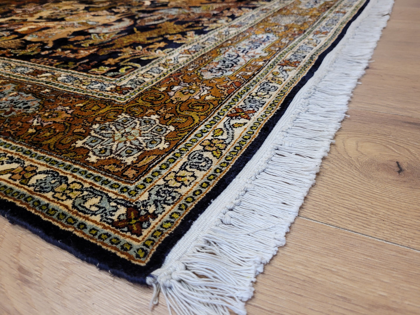 Kaschmir Naturseide Teppich Jagdmotiv feine Knüpfung