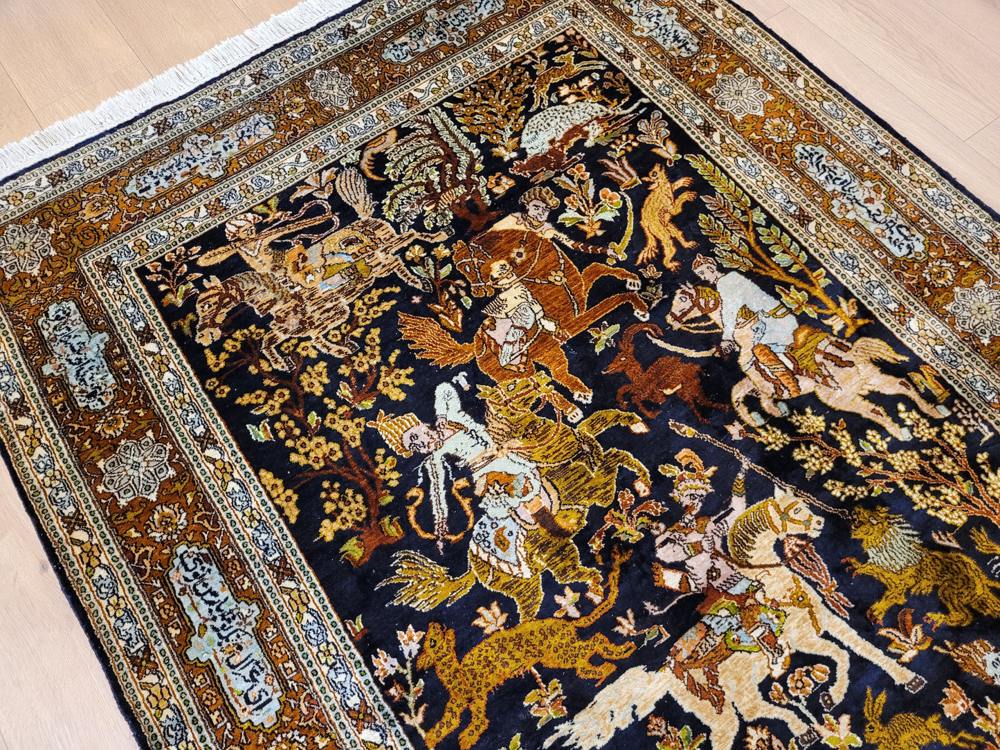 Kaschmir Naturseide Teppich Jagdmotiv feine Knüpfung