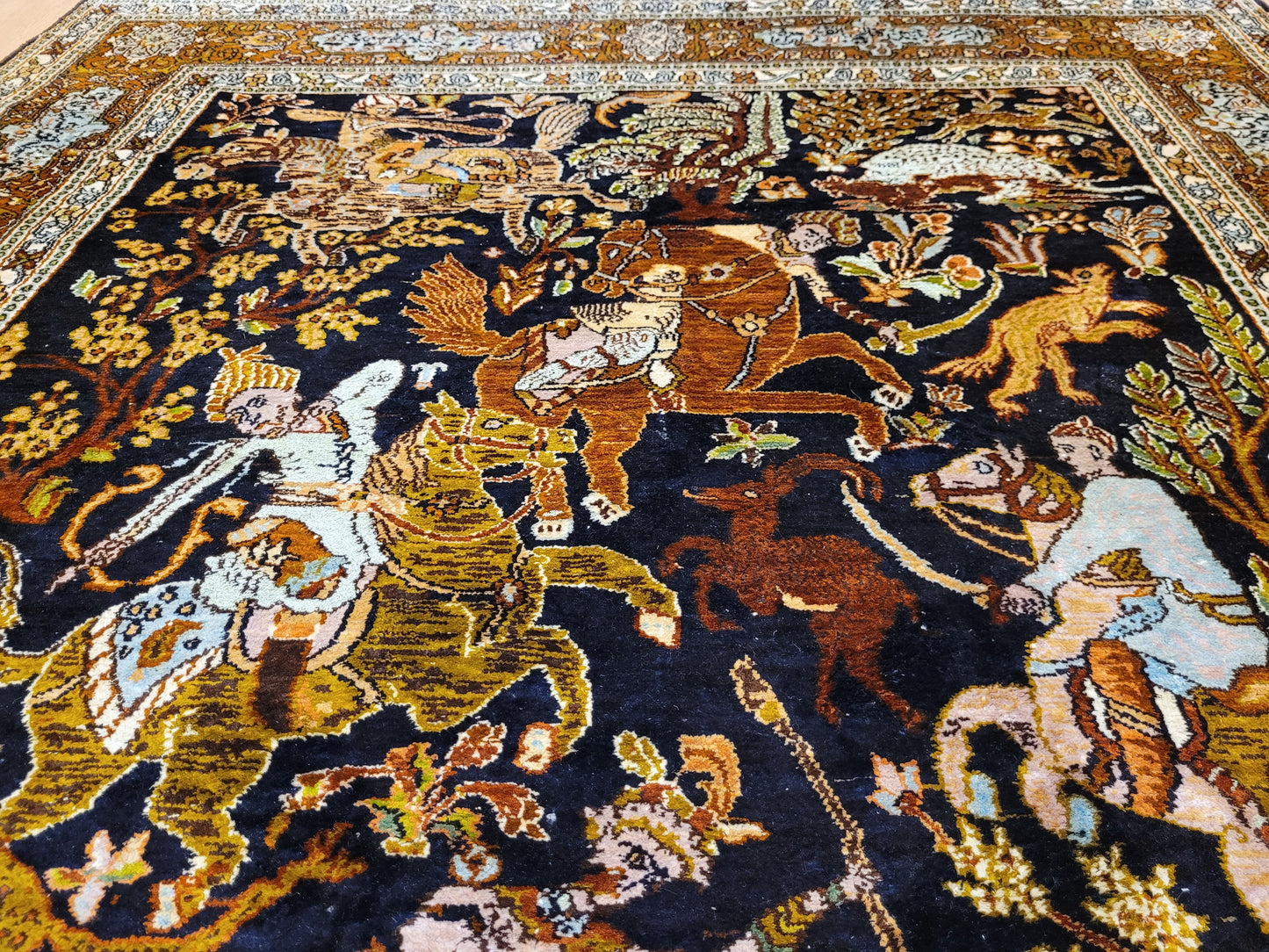 Kaschmir Naturseide Teppich Jagdmotiv feine Knüpfung