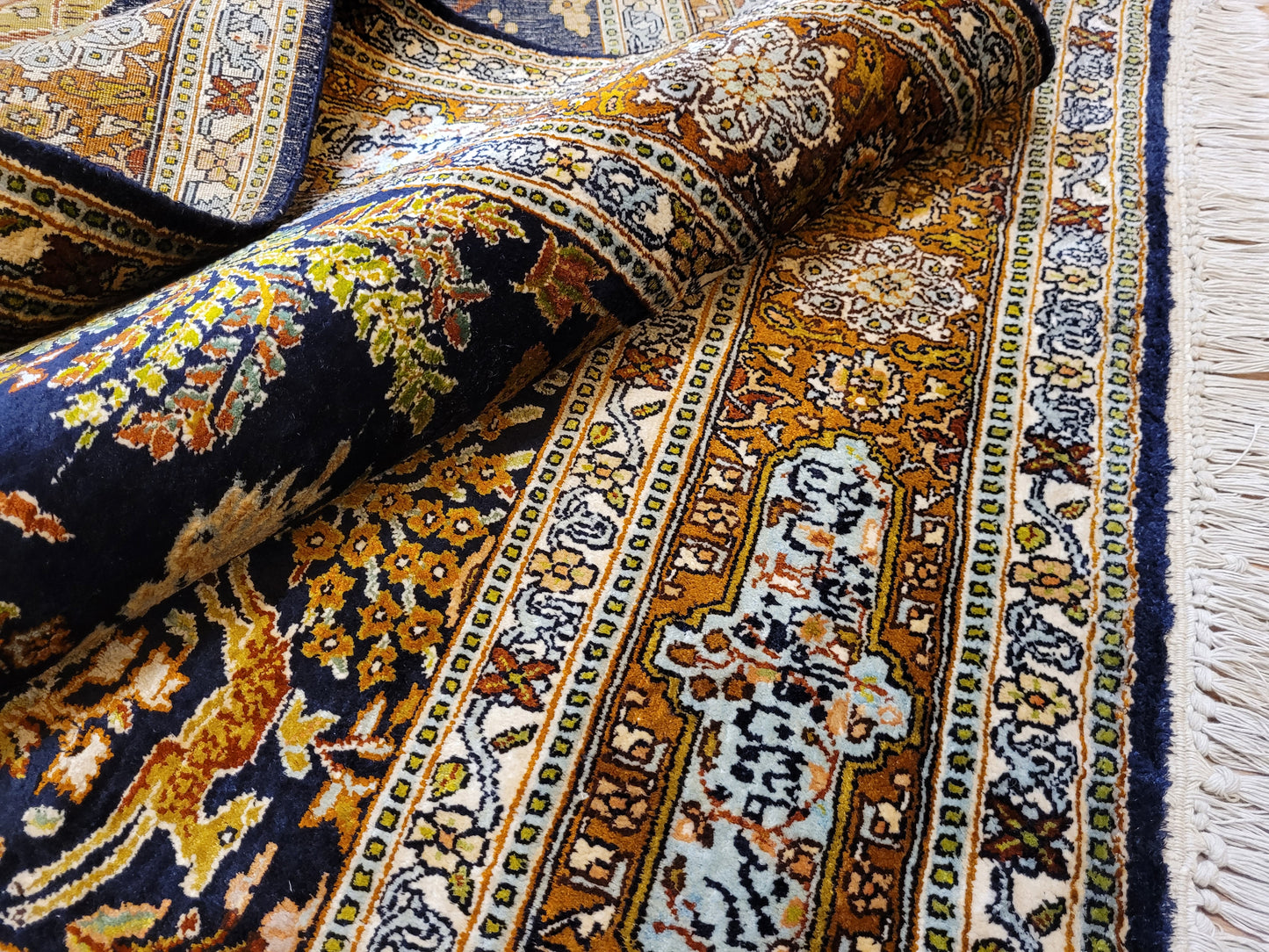 Kaschmir Naturseide Teppich Jagdmotiv feine Knüpfung