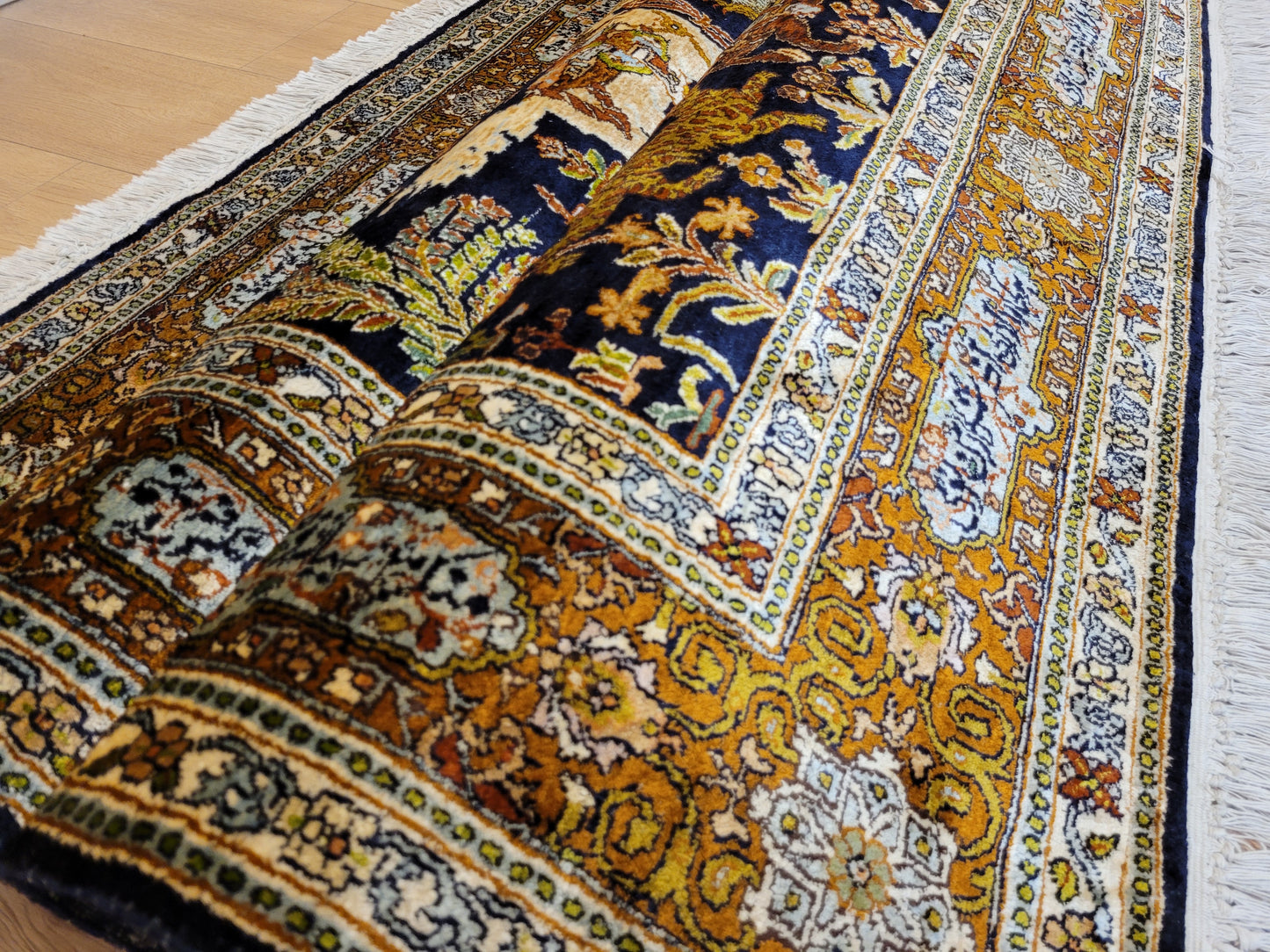 Kaschmir Naturseide Teppich Jagdmotiv feine Knüpfung