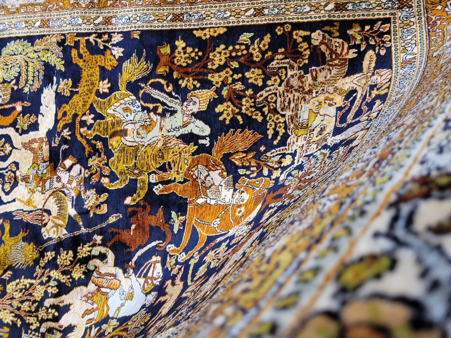 Kaschmir Naturseide Teppich Jagdmotiv feine Knüpfung