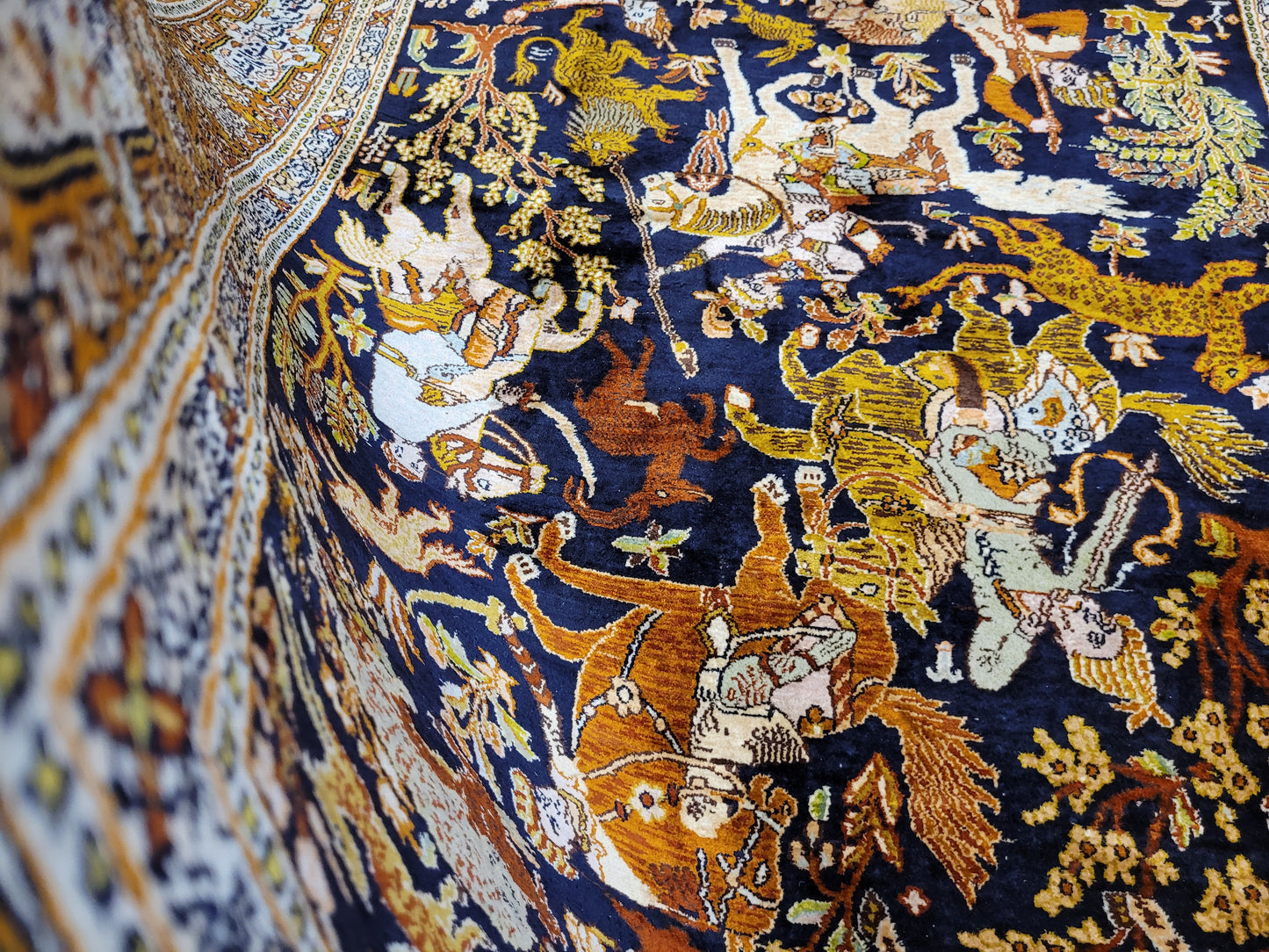 Kaschmir Naturseide Teppich Jagdmotiv feine Knüpfung