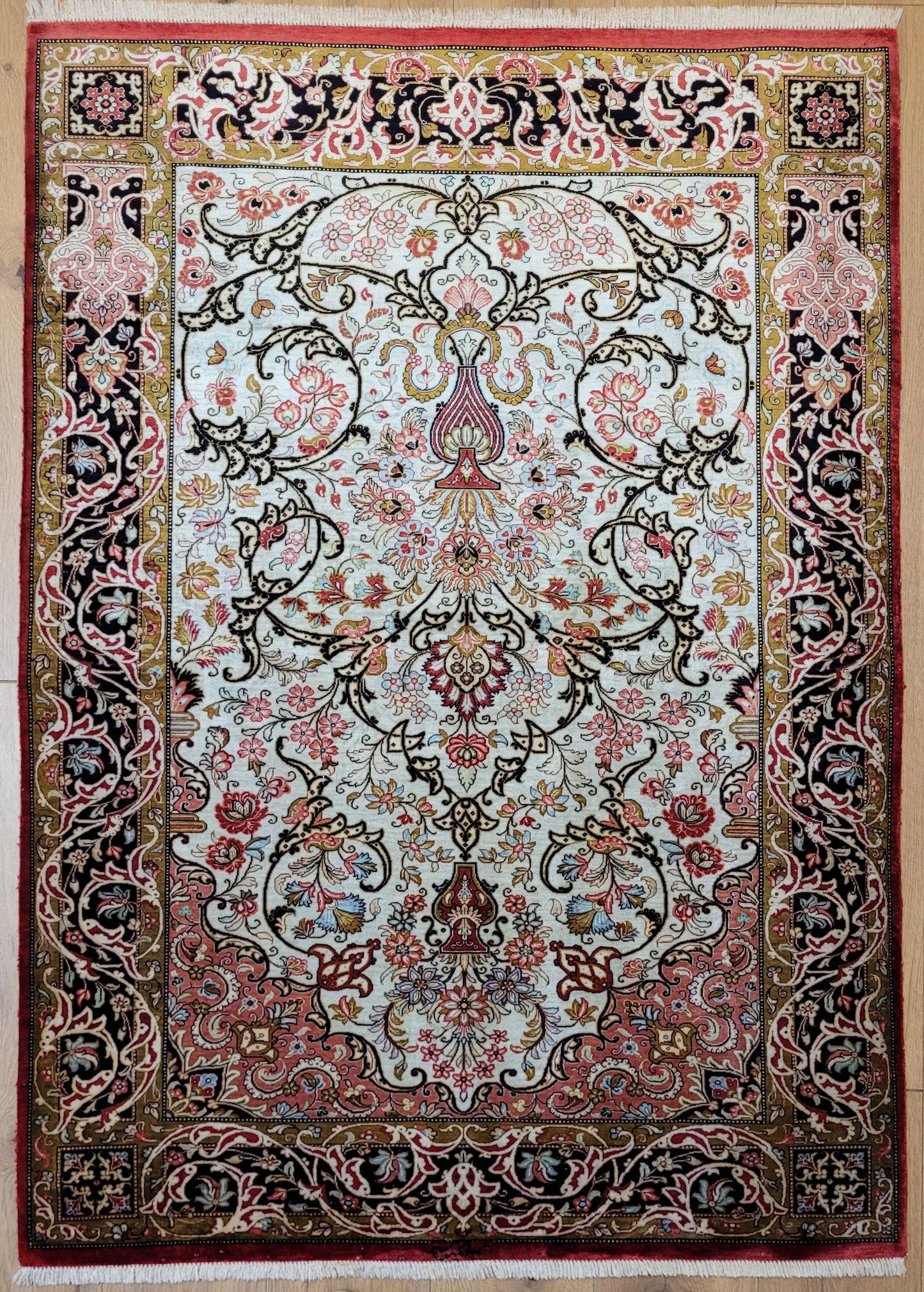 Ghom Seide auf Seide Teppich florales Medaillon signiert