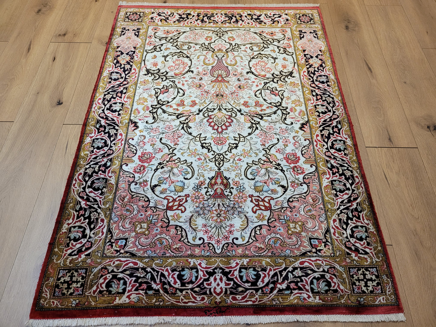 Ghom Seide auf Seide Teppich florales Medaillon signiert