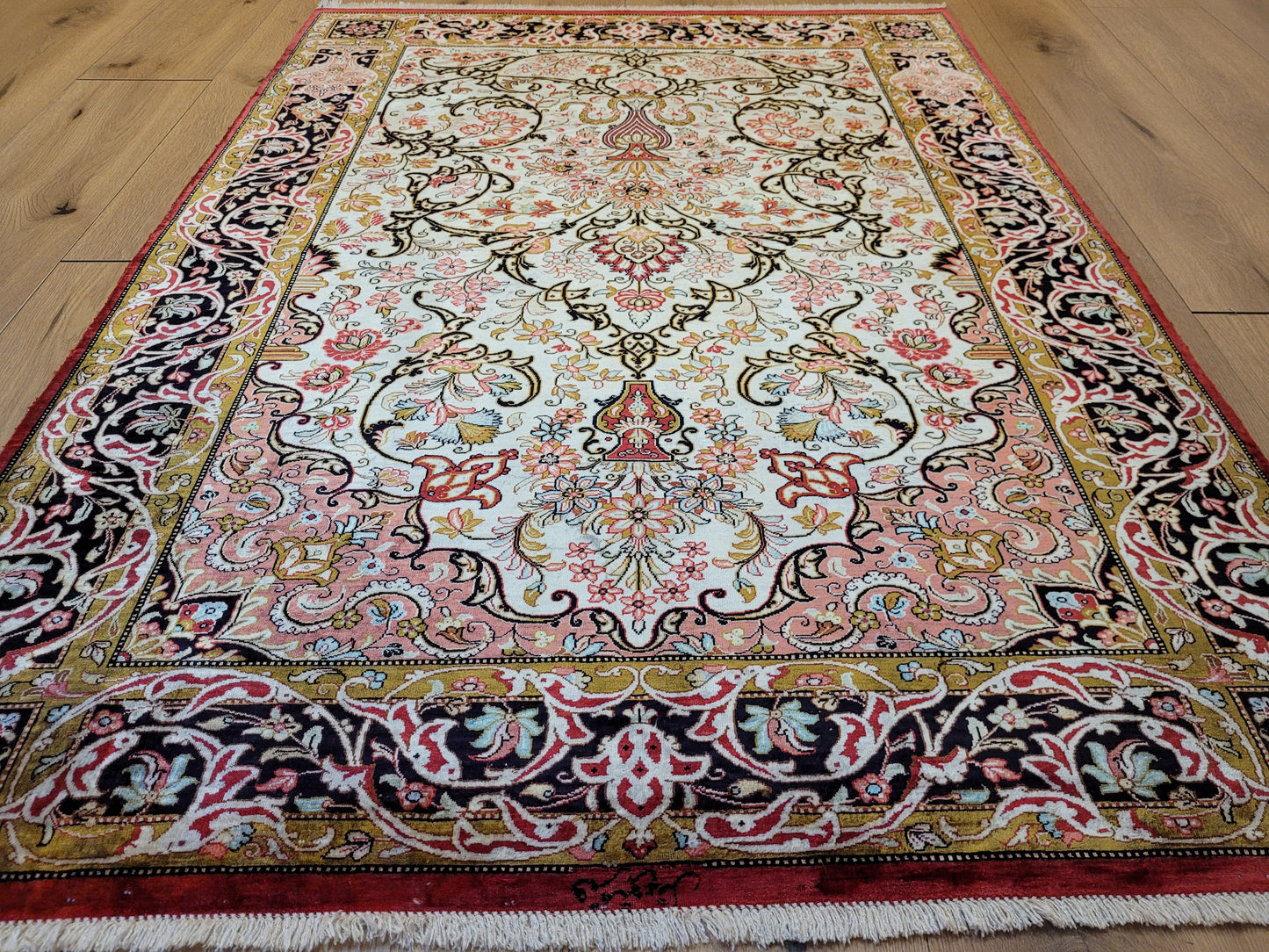 Ghom Seide auf Seide Teppich florales Medaillon signiert