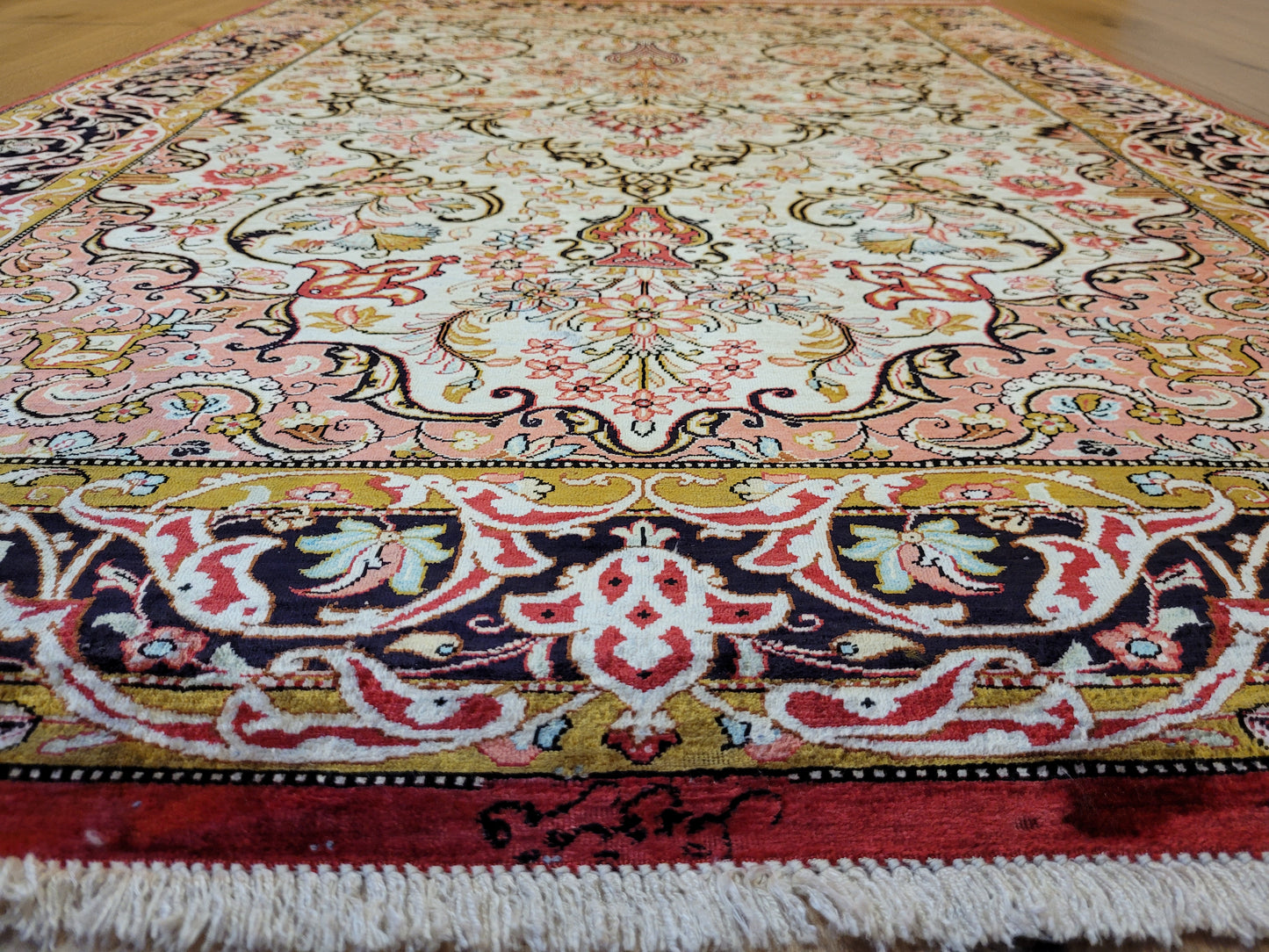 Ghom Seide auf Seide Teppich florales Medaillon signiert