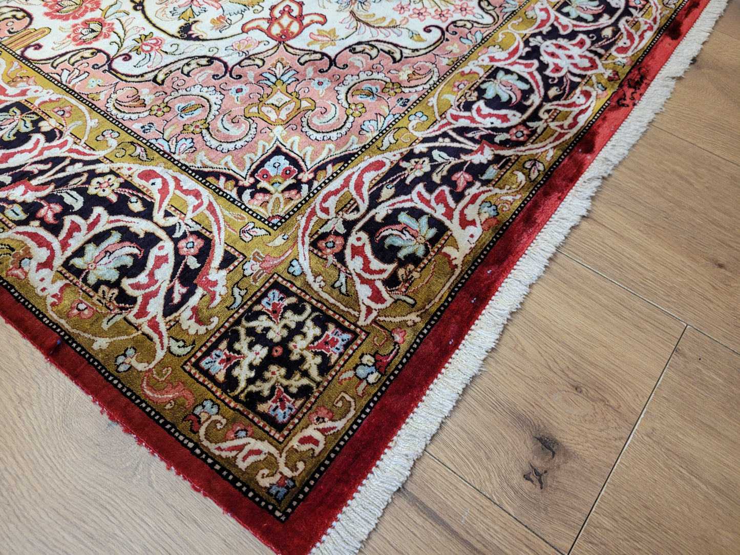 Ghom Seide auf Seide Teppich florales Medaillon signiert