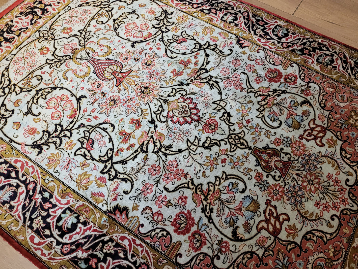 Ghom Seide auf Seide Teppich florales Medaillon signiert