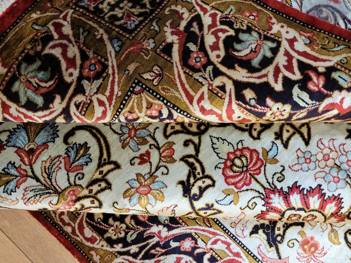 Ghom Seide auf Seide Teppich florales Medaillon signiert