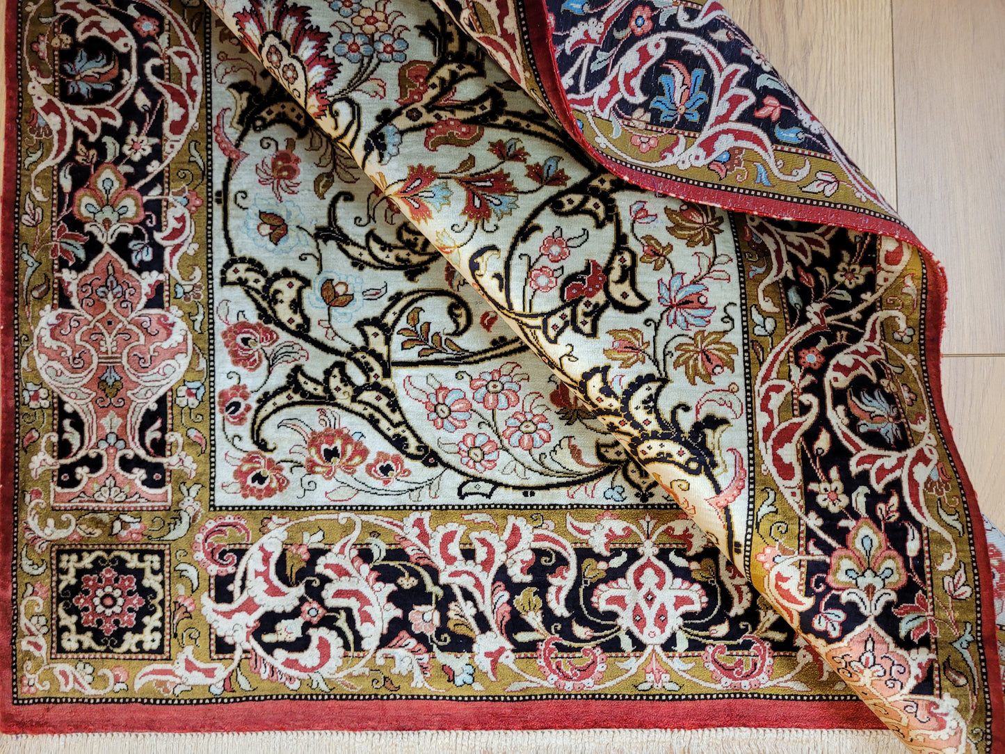 Ghom Seide auf Seide Teppich florales Medaillon signiert