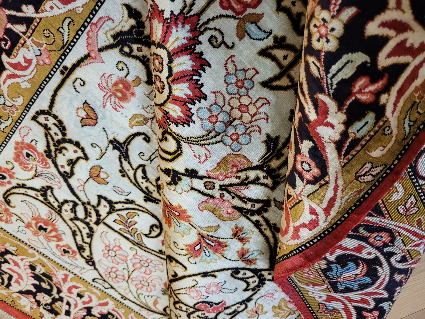 Ghom Seide auf Seide Teppich florales Medaillon signiert