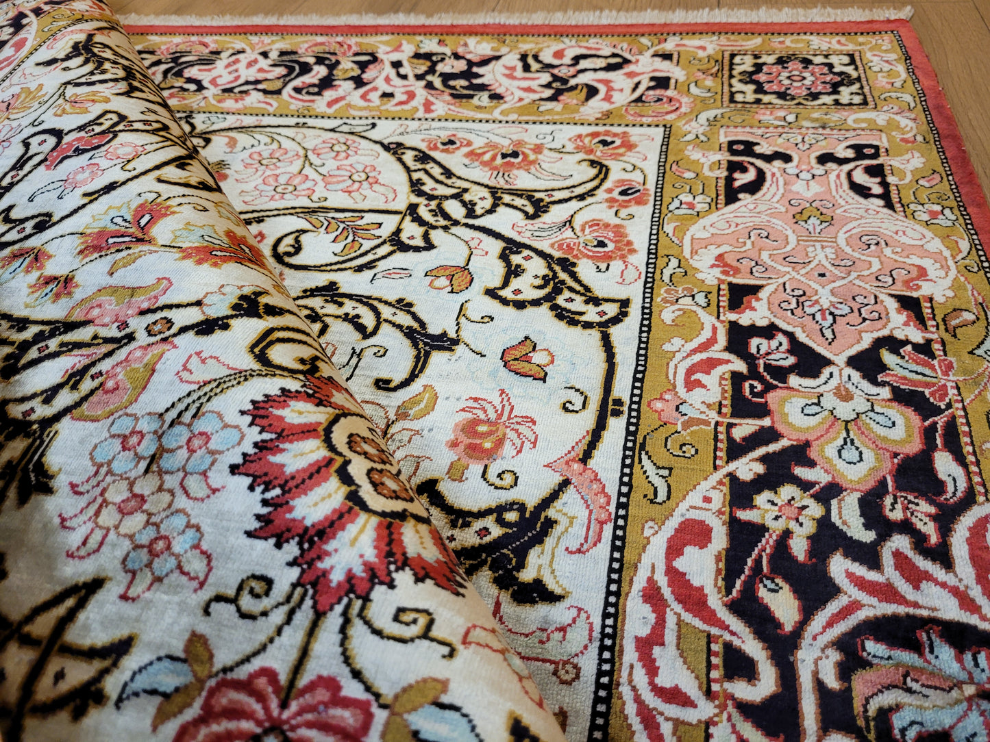 Ghom Seide auf Seide Teppich florales Medaillon signiert