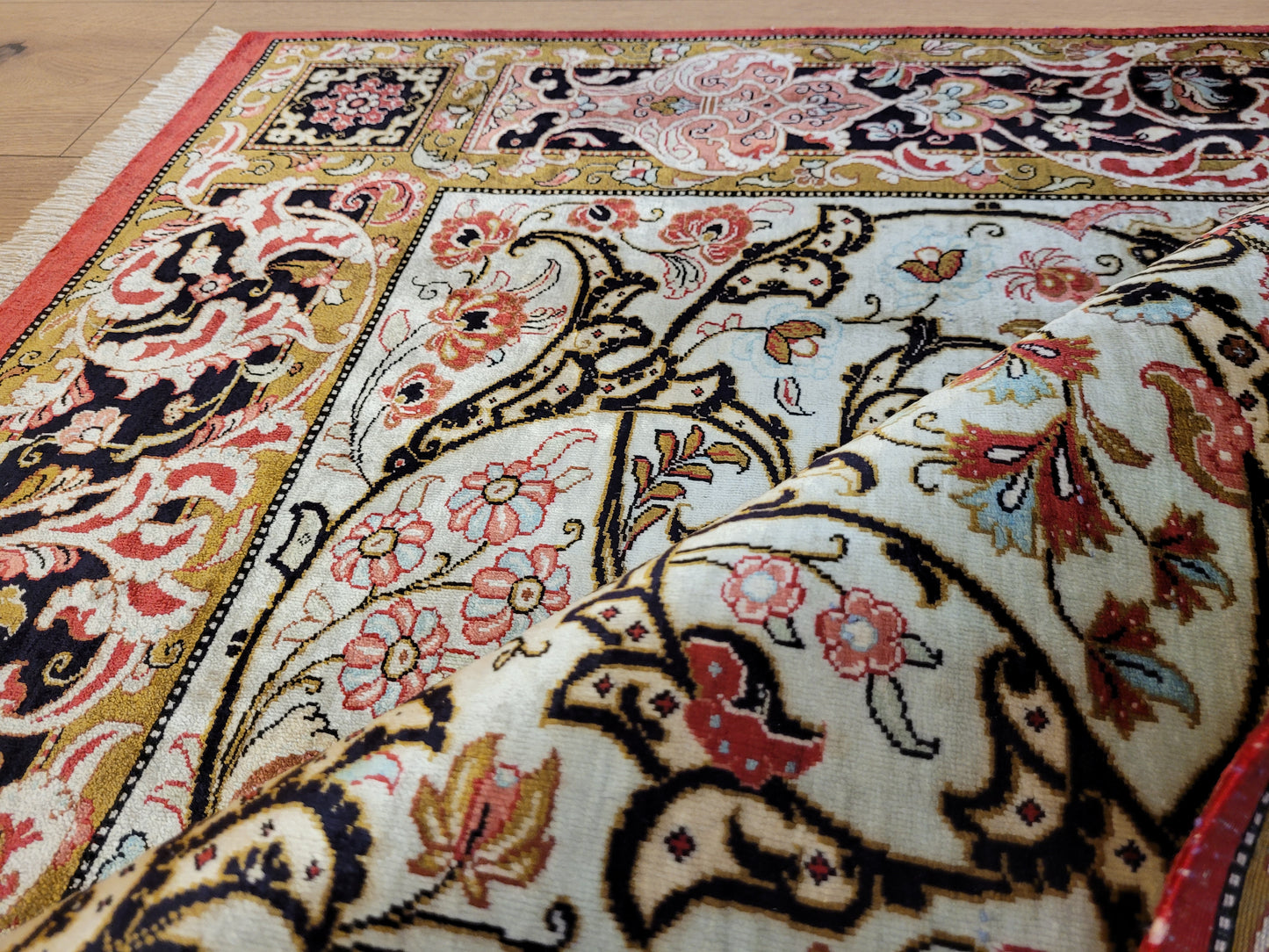 Ghom Seide auf Seide Teppich florales Medaillon signiert