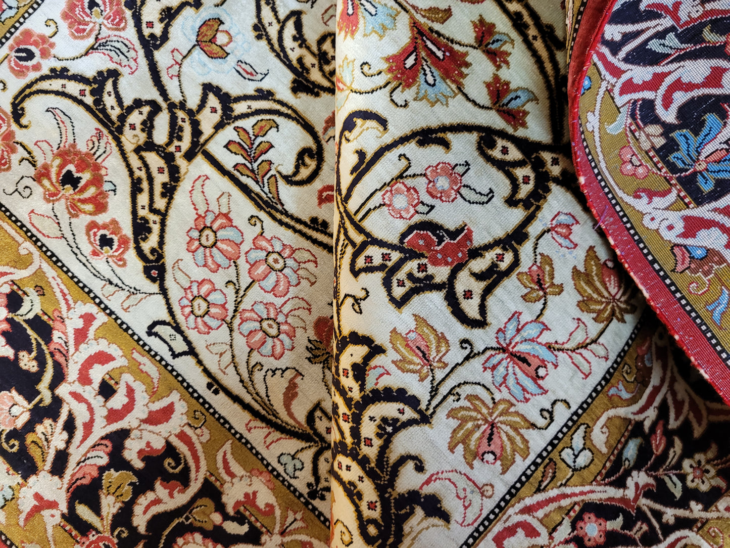 Ghom Seide auf Seide Teppich florales Medaillon signiert