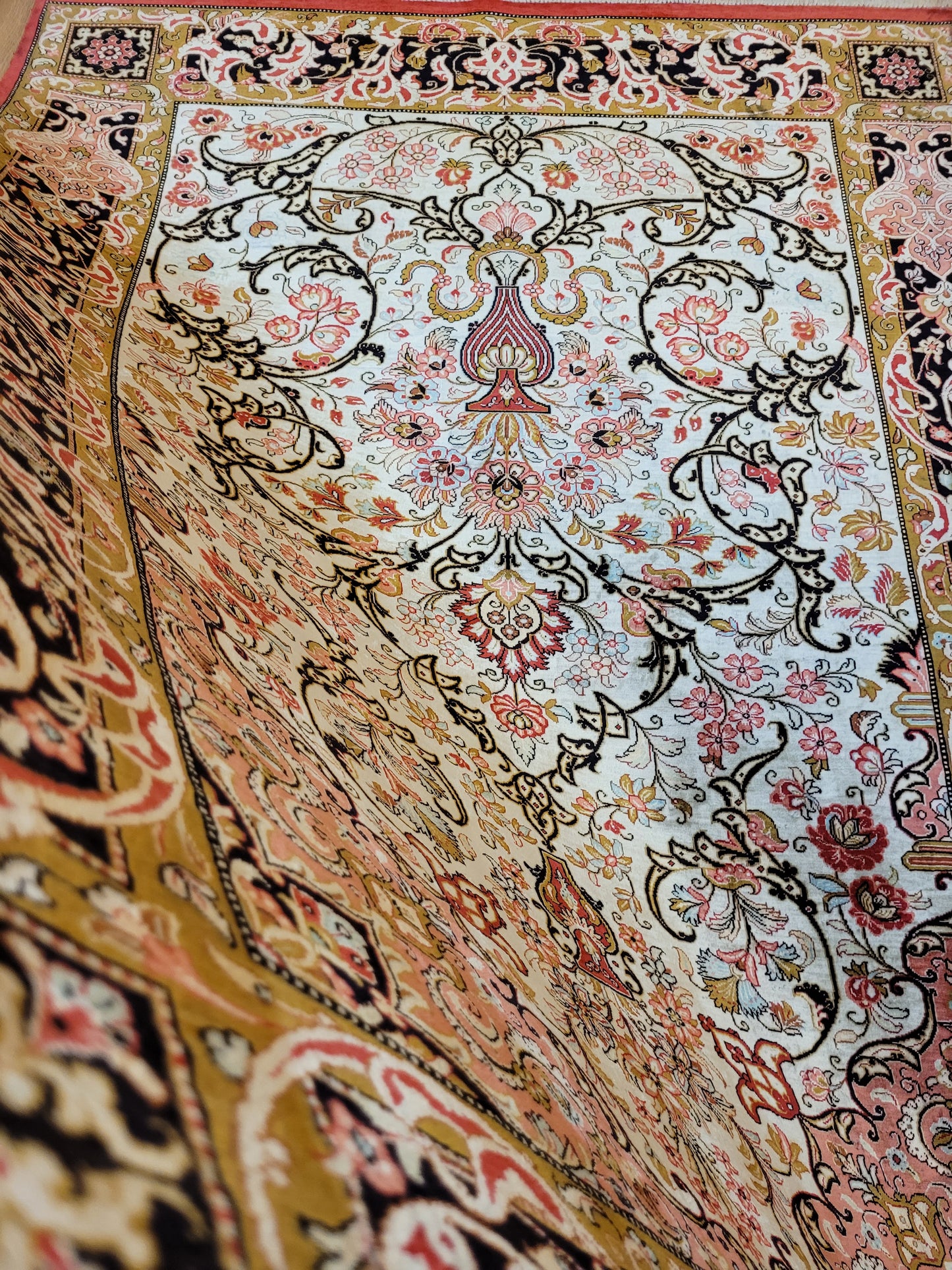 Ghom Seide auf Seide Teppich florales Medaillon signiert